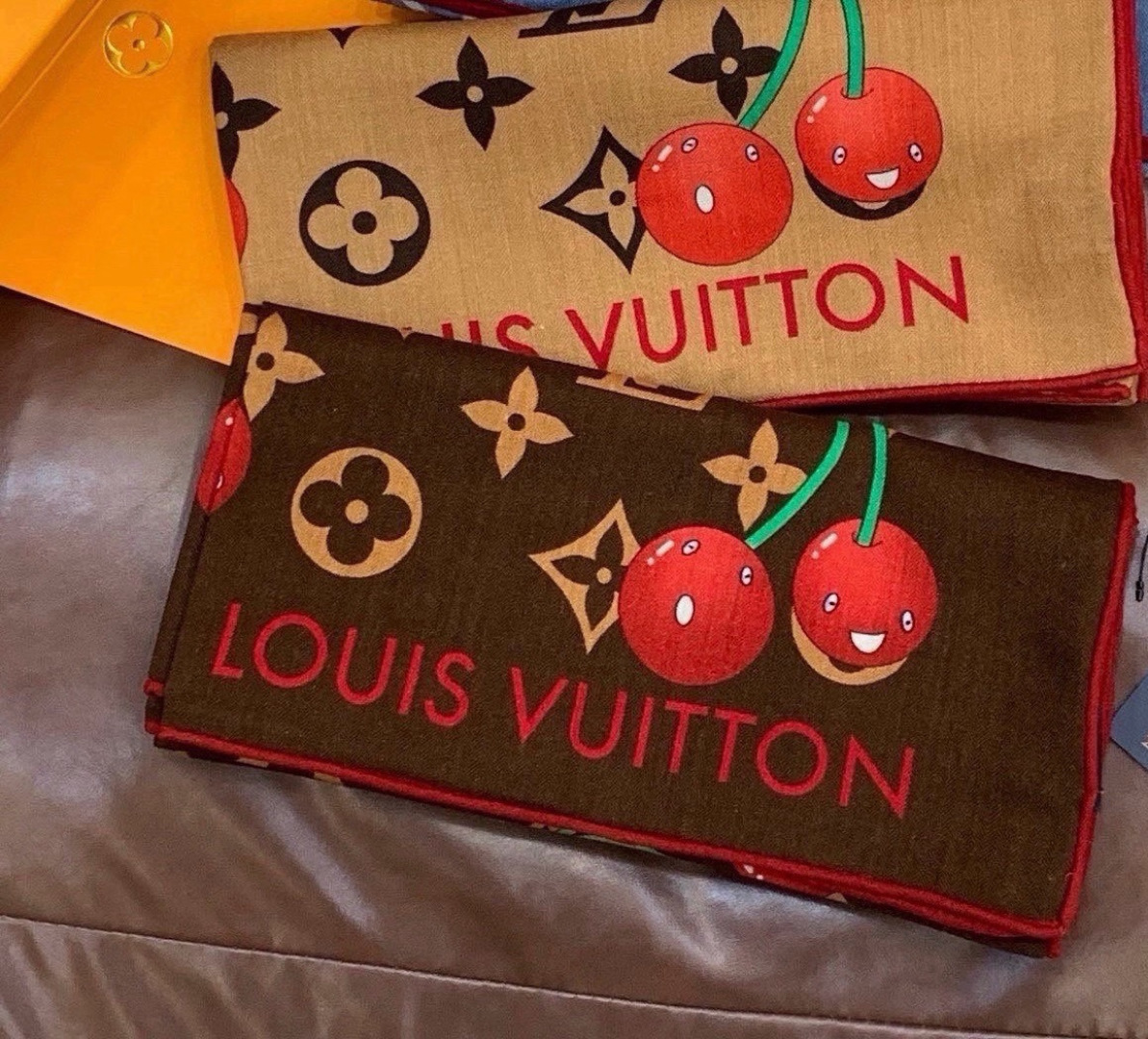 LV X TM MONOGRAM CERISE 140丝绒方巾 【140双面丝绒同色】 LV × TM Monogram LV X TM MONOGRAM CERISE 140丝绒方巾 【140双面丝绒同色】 LV × TM Monogram