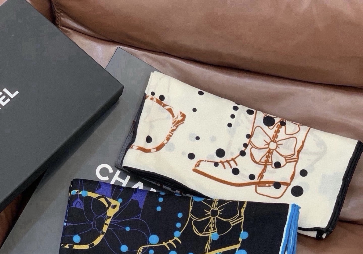 高级成衣系列～Chanel  【140双面同色丝绒披肩】 此系列谱写一曲自由轻灵的赞歌 本系列作品创新演绎品牌的风格符号
