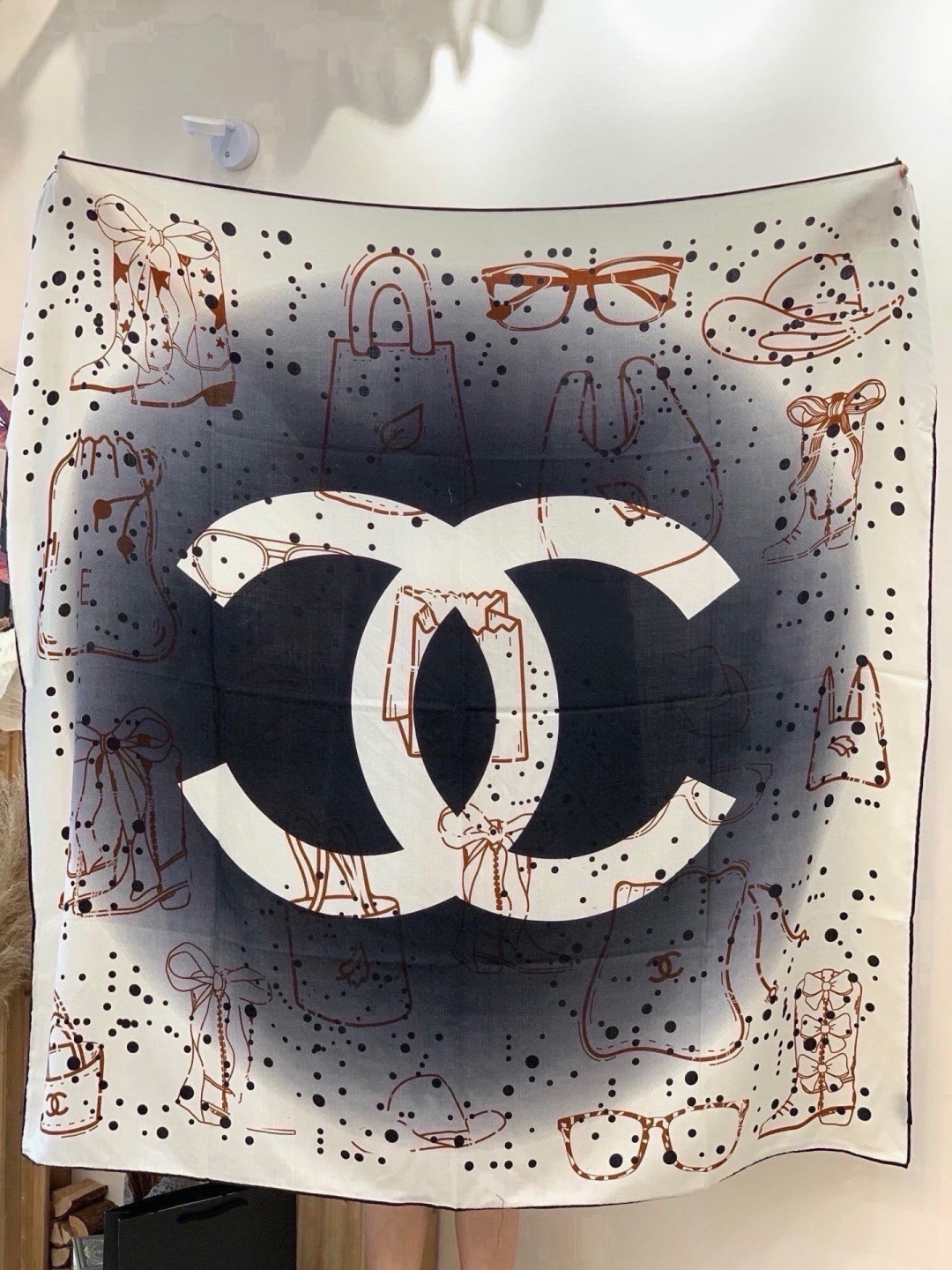 高级成衣系列～Chanel  【140双面同色丝绒披肩】 此系列谱写一曲自由轻灵的赞歌 本系列作品创新演绎品牌的风格符号