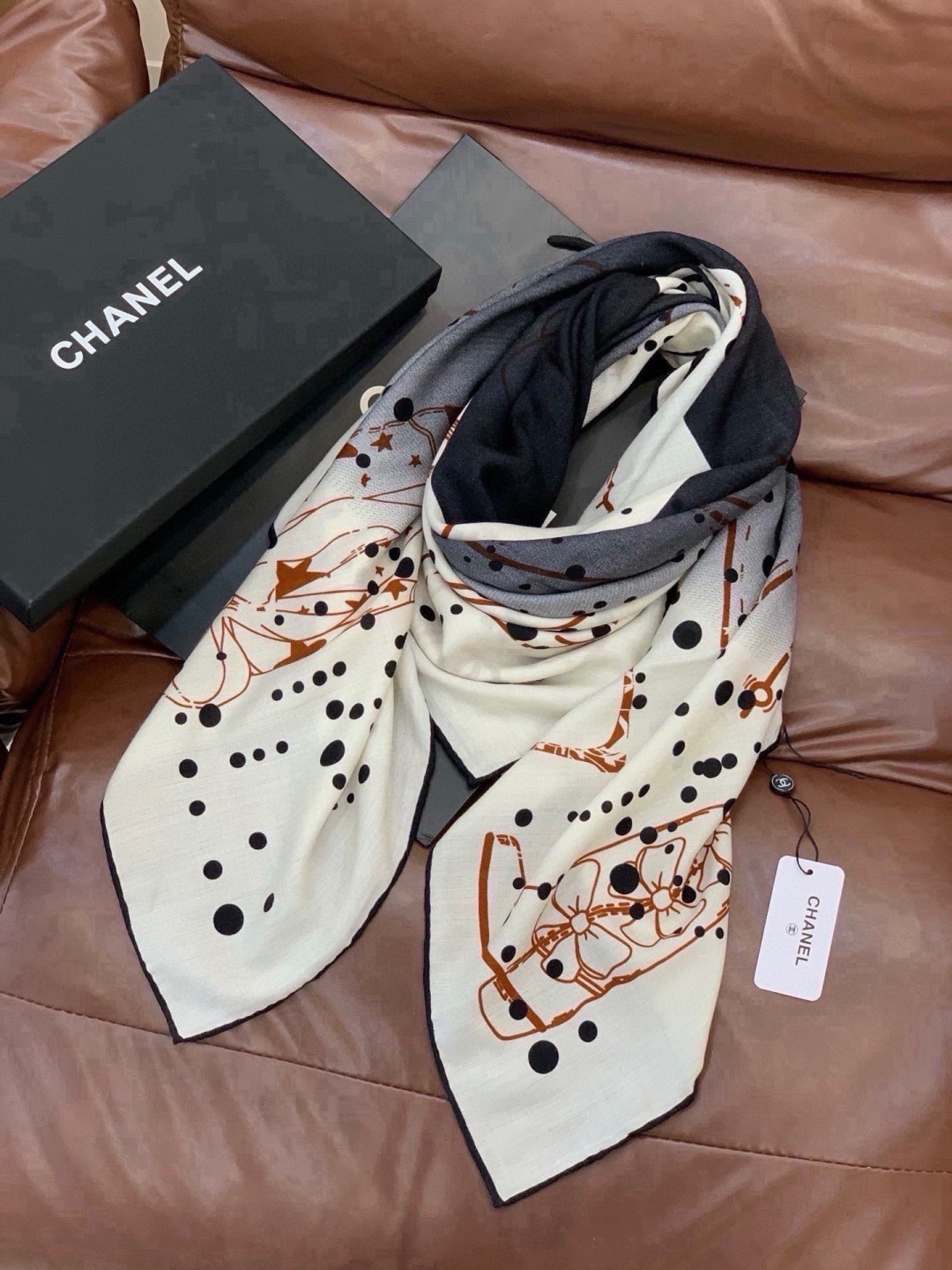 高级成衣系列～Chanel  【140双面同色丝绒披肩】 此系列谱写一曲自由轻灵的赞歌 本系列作品创新演绎品牌的风格符号