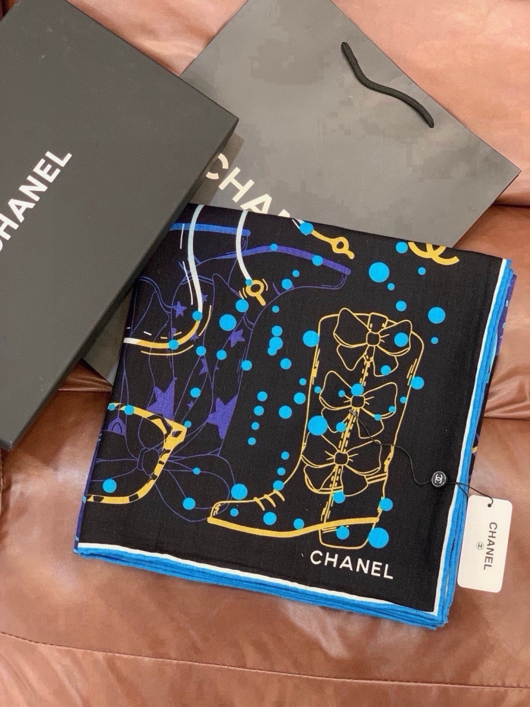 高级成衣系列～Chanel  【140双面同色丝绒披肩】 此系列谱写一曲自由轻灵的赞歌 本系列作品创新演绎品牌的风格符号