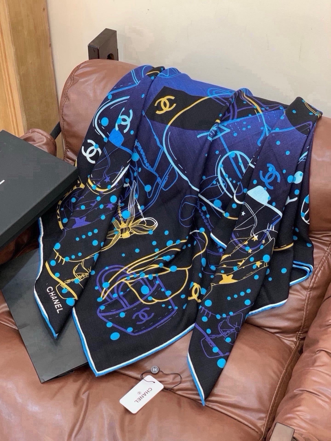 高级成衣系列～Chanel  【140双面同色丝绒披肩】 此系列谱写一曲自由轻灵的赞歌 本系列作品创新演绎品牌的风格符号