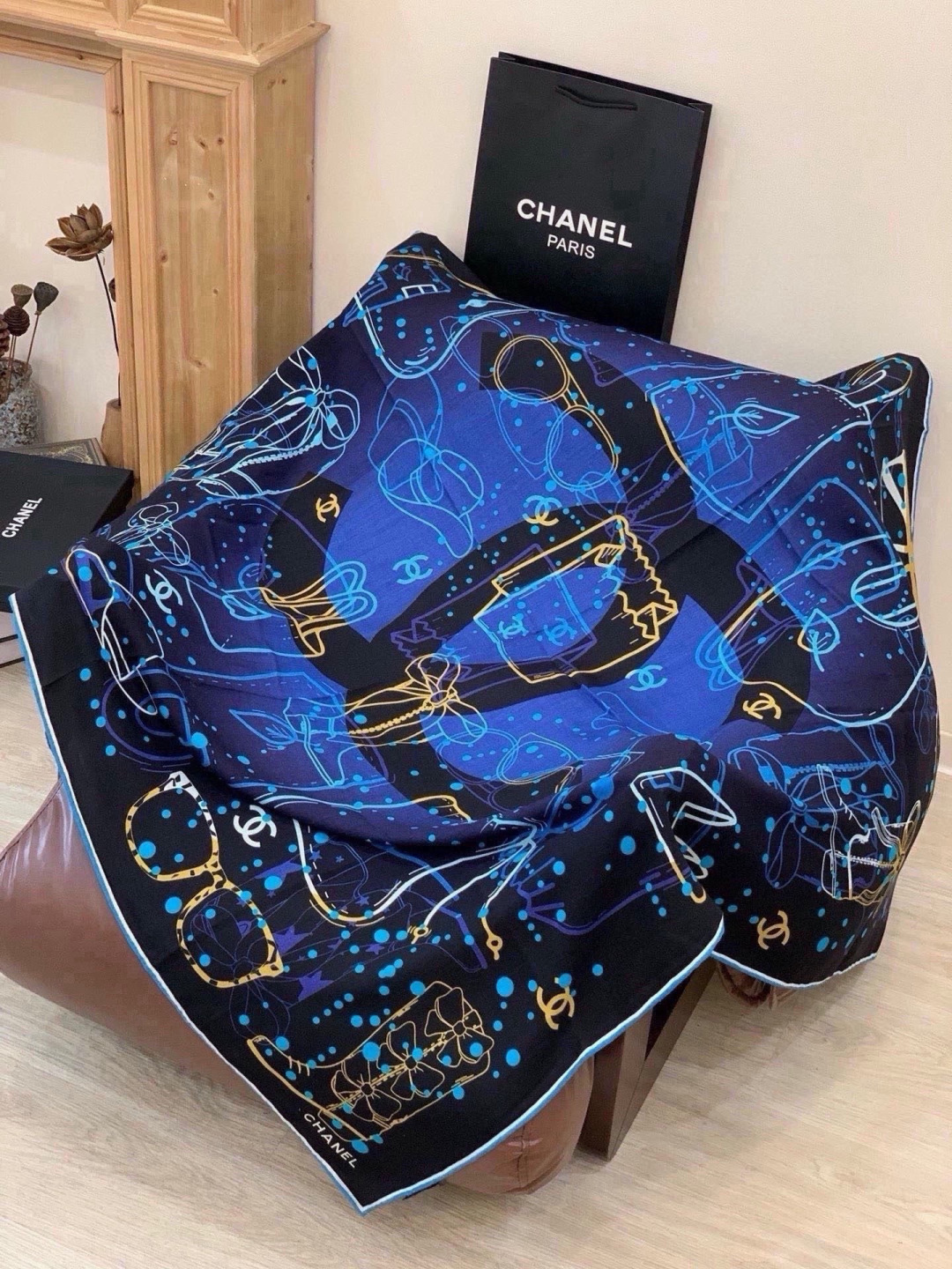 高级成衣系列～Chanel  【140双面同色丝绒披肩】 此系列谱写一曲自由轻灵的赞歌 本系列作品创新演绎品牌的风格符号