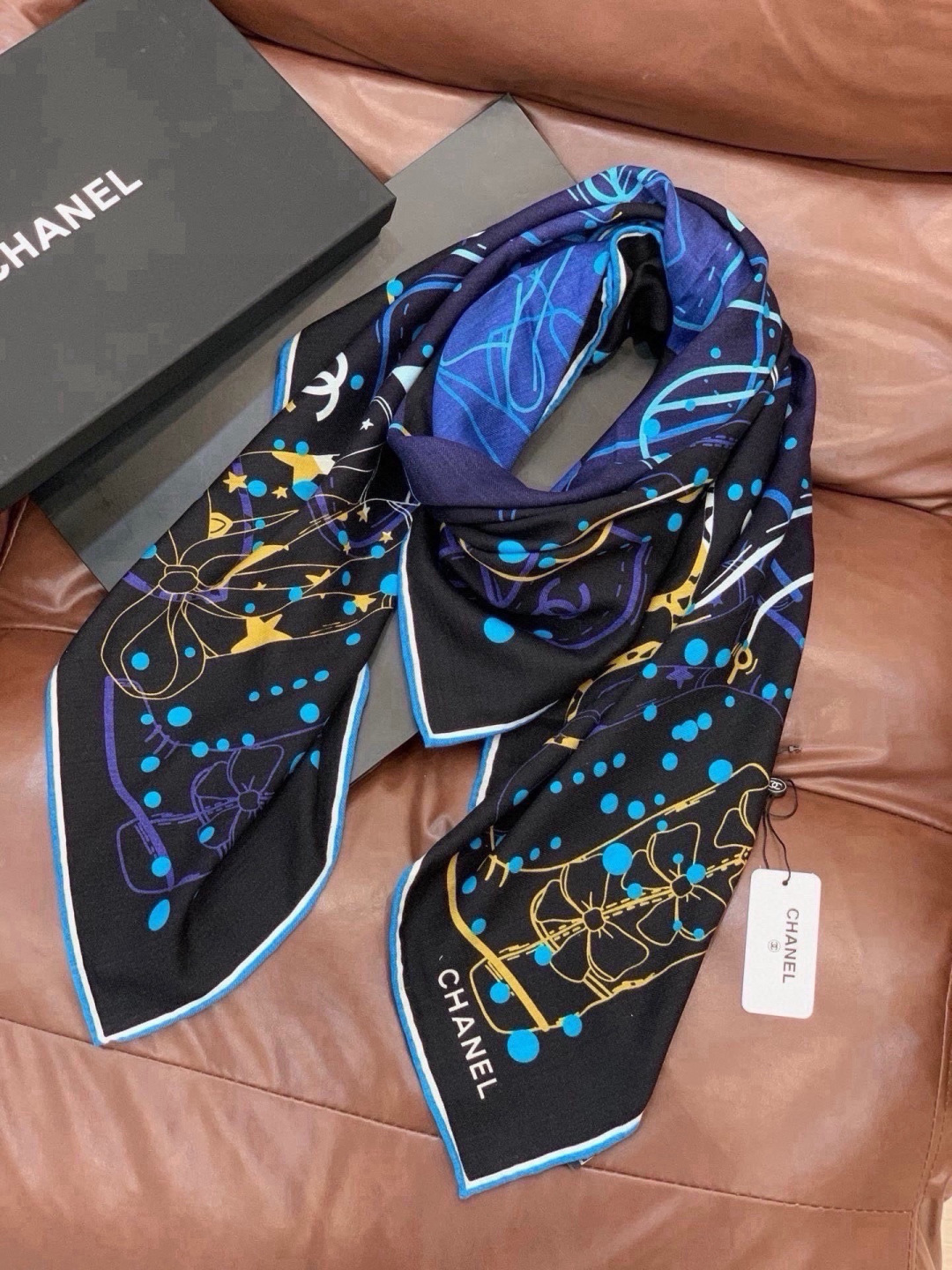 高级成衣系列～Chanel  【140双面同色丝绒披肩】 此系列谱写一曲自由轻灵的赞歌 本系列作品创新演绎品牌的风格符号