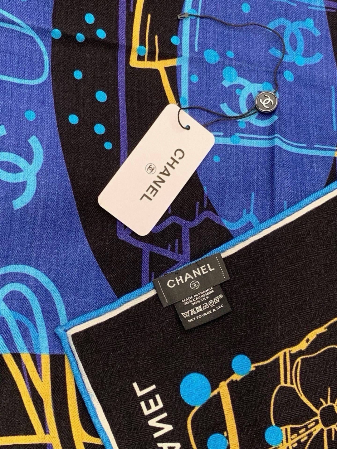 高级成衣系列～Chanel  【140双面同色丝绒披肩】 此系列谱写一曲自由轻灵的赞歌 本系列作品创新演绎品牌的风格符号