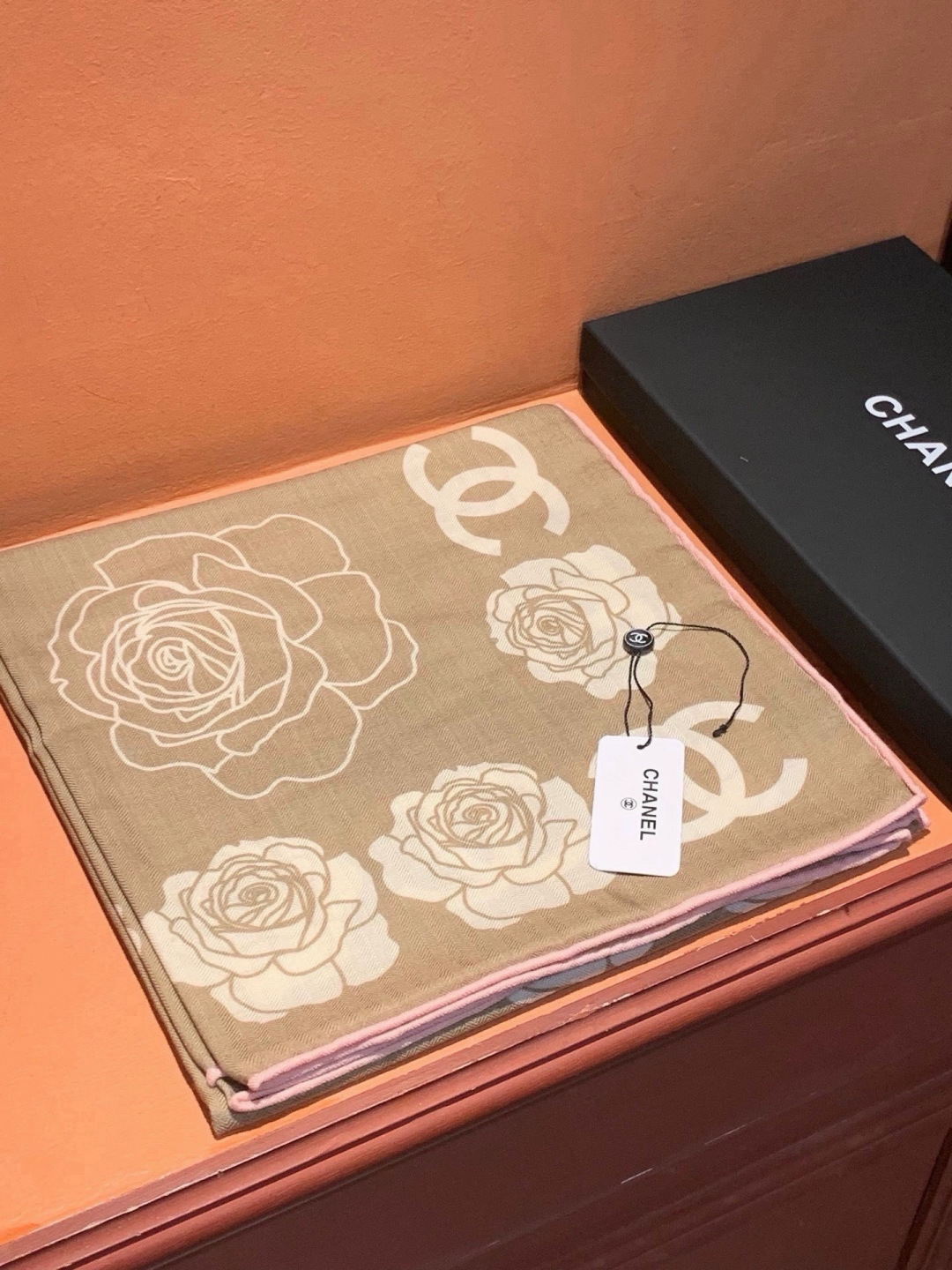 香奈儿上新❤️ 【Chanel】  经典茶花优雅Coco风，Chanel最新丝绒大方巾~气质到骨子里，香奶奶新一季的面料