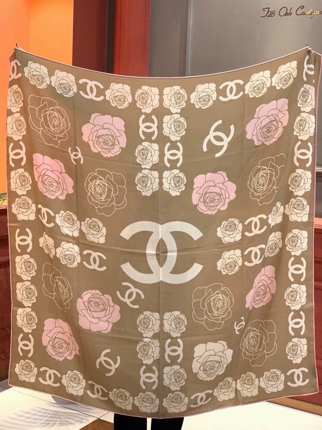 香奈儿上新❤️ 【Chanel】  经典茶花优雅Coco风，Chanel最新丝绒大方巾~气质到骨子里，香奶奶新一季的面料