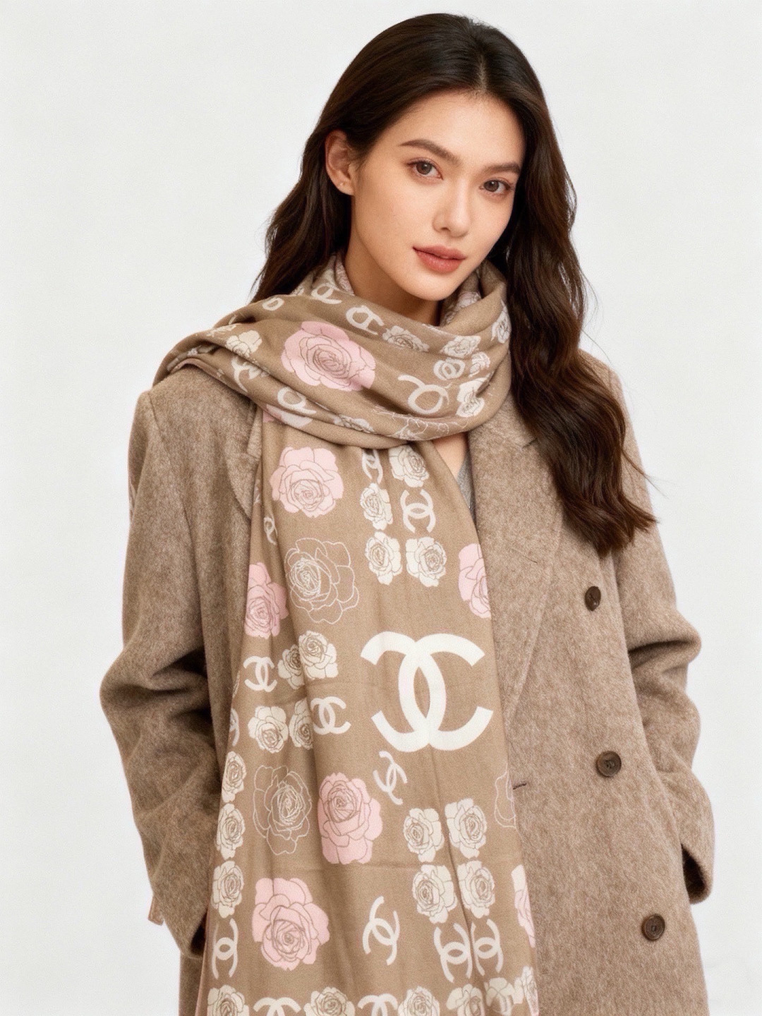 香奈儿上新❤️ 【Chanel】  经典茶花优雅Coco风，Chanel最新丝绒大方巾~气质到骨子里，香奶奶新一季的面料