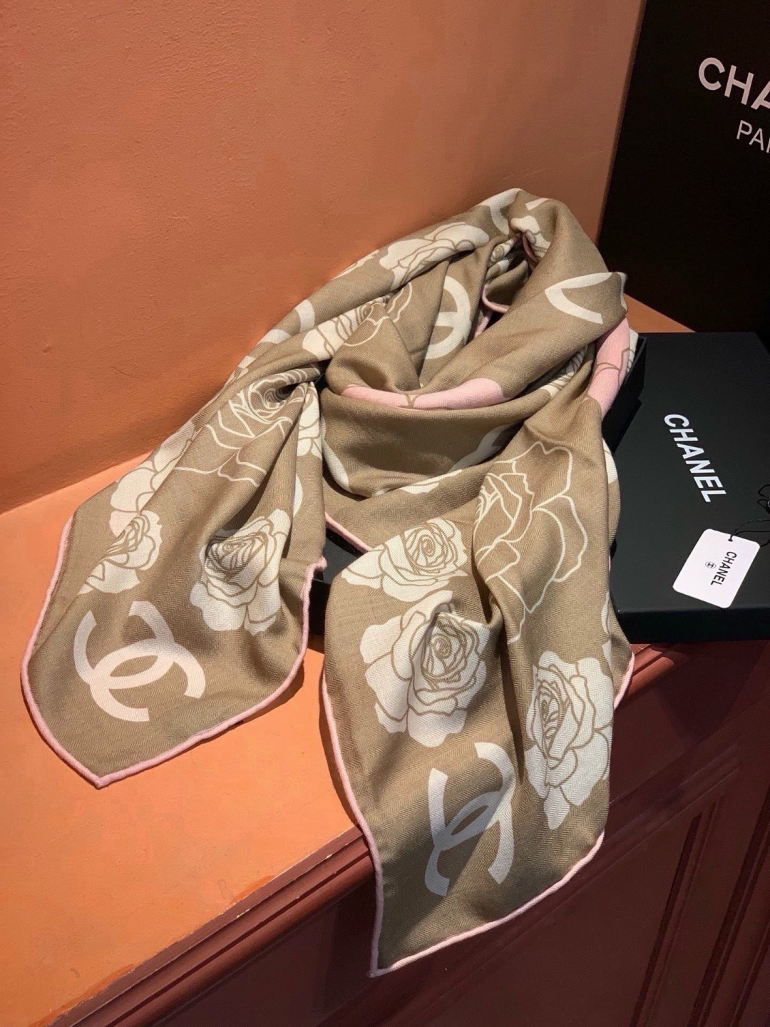 香奈儿上新❤️ 【Chanel】  经典茶花优雅Coco风，Chanel最新丝绒大方巾~气质到骨子里，香奶奶新一季的面料