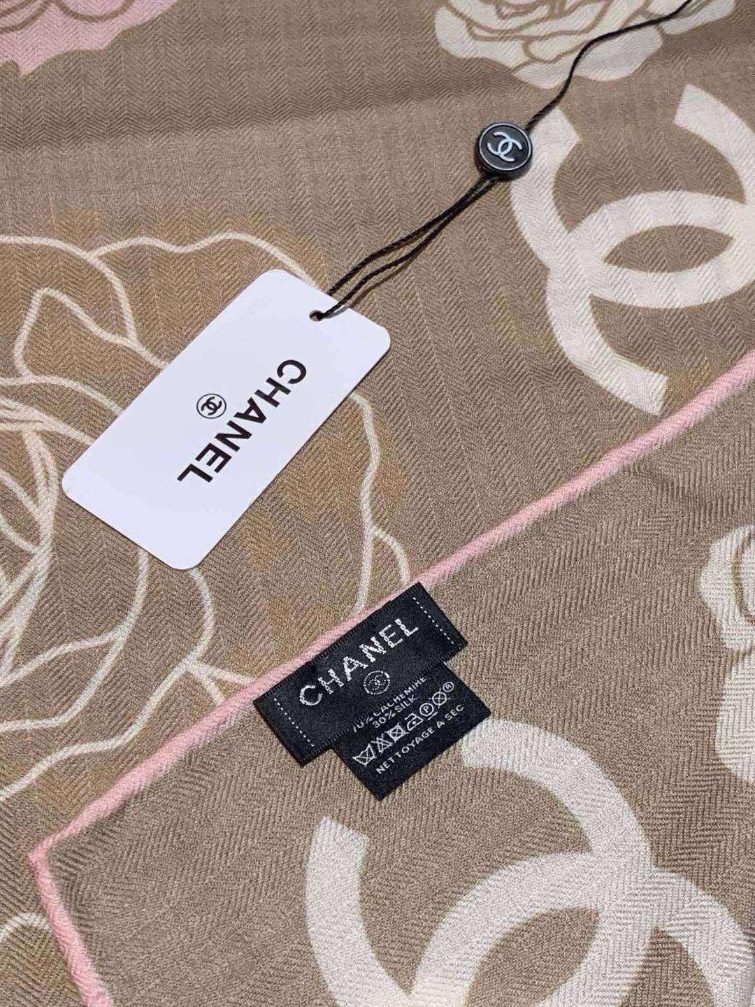 香奈儿上新❤️ 【Chanel】  经典茶花优雅Coco风，Chanel最新丝绒大方巾~气质到骨子里，香奶奶新一季的面料