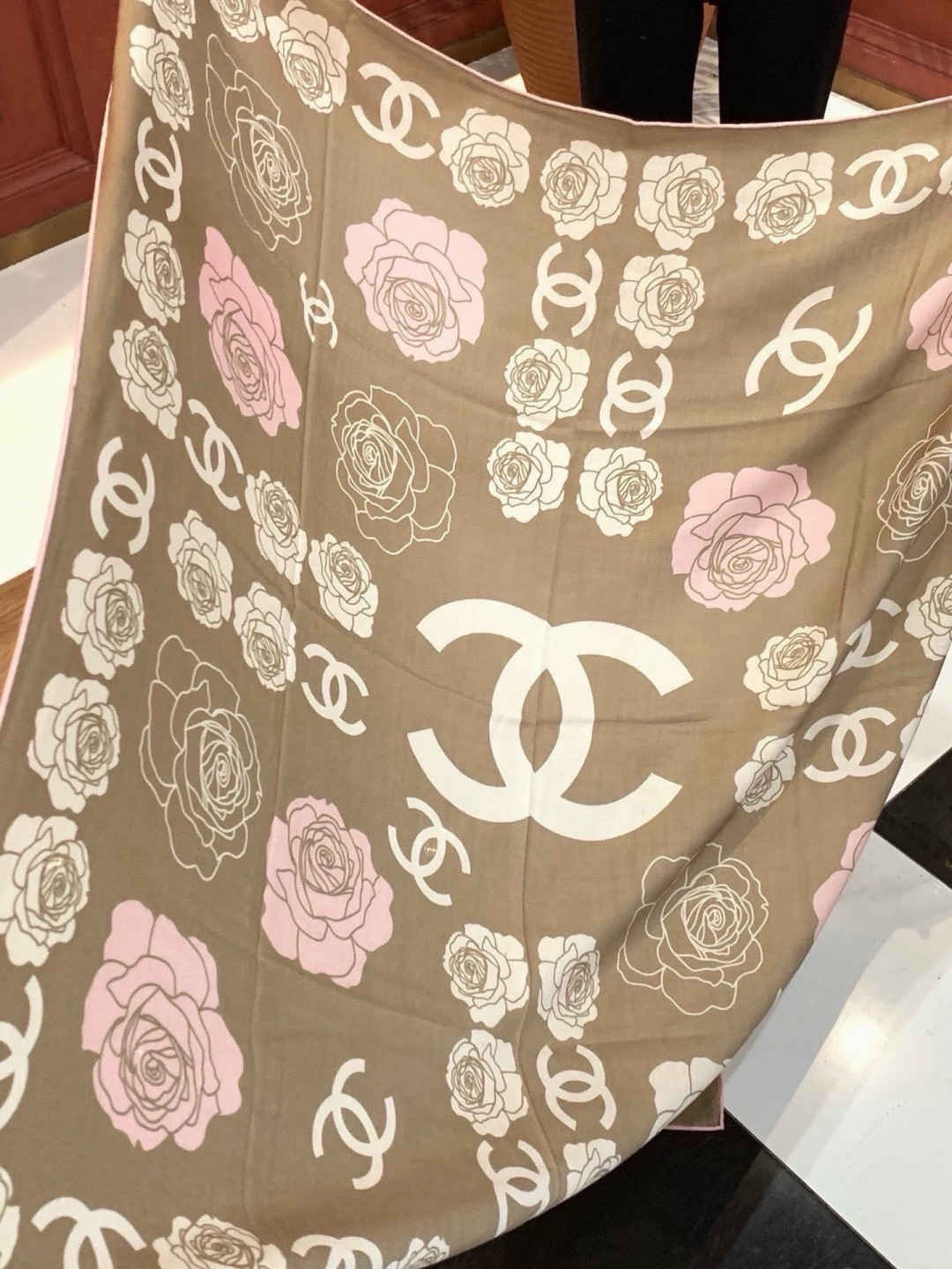 香奈儿上新❤️ 【Chanel】  经典茶花优雅Coco风，Chanel最新丝绒大方巾~气质到骨子里，香奶奶新一季的面料