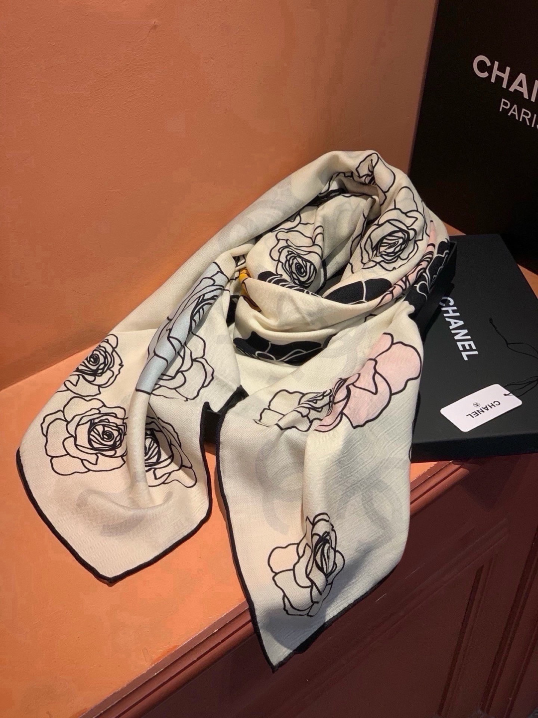 香奈儿上新❤️ 【Chanel】  经典茶花优雅Coco风，Chanel最新丝绒大方巾~气质到骨子里，香奶奶新一季的面料