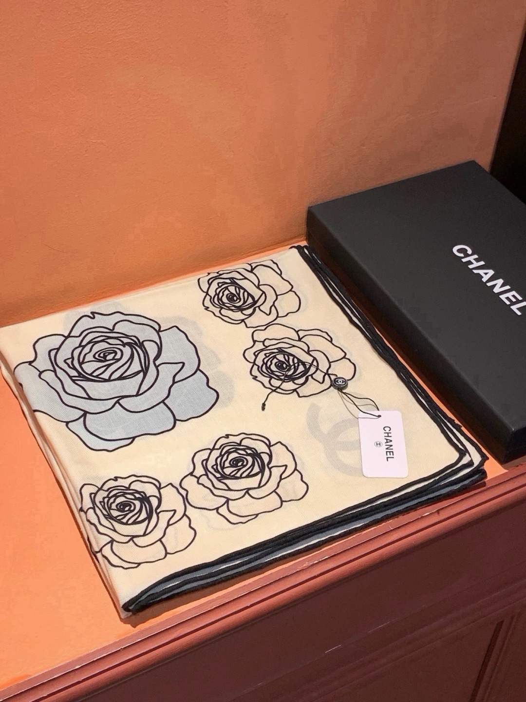 香奈儿上新❤️ 【Chanel】  经典茶花优雅Coco风，Chanel最新丝绒大方巾~气质到骨子里，香奶奶新一季的面料
