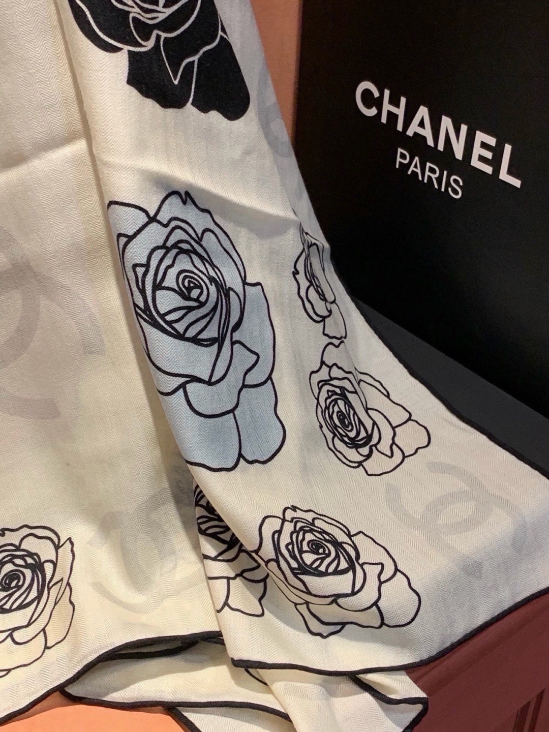 香奈儿上新❤️ 【Chanel】  经典茶花优雅Coco风，Chanel最新丝绒大方巾~气质到骨子里，香奶奶新一季的面料