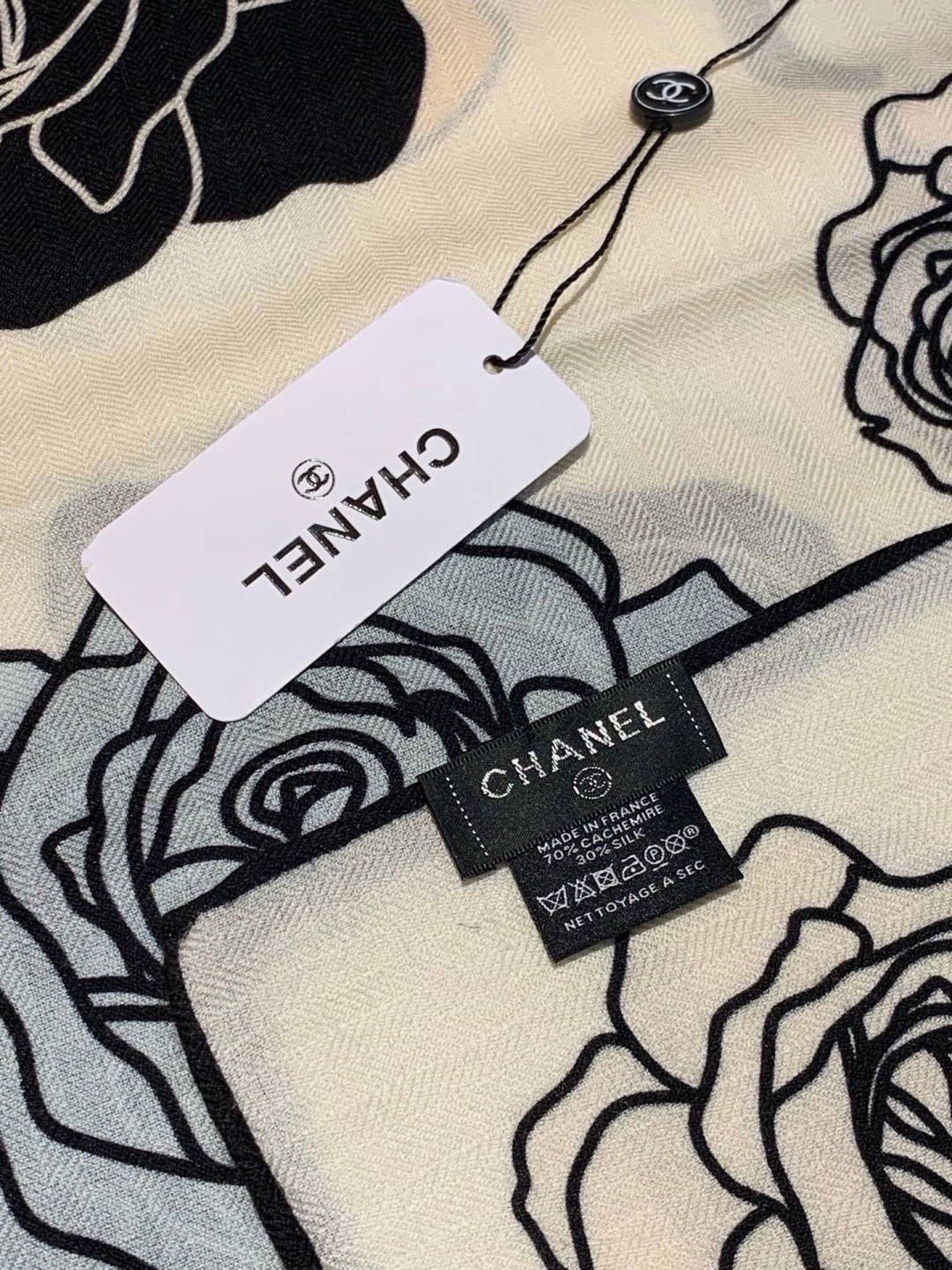 香奈儿上新❤️ 【Chanel】  经典茶花优雅Coco风，Chanel最新丝绒大方巾~气质到骨子里，香奶奶新一季的面料