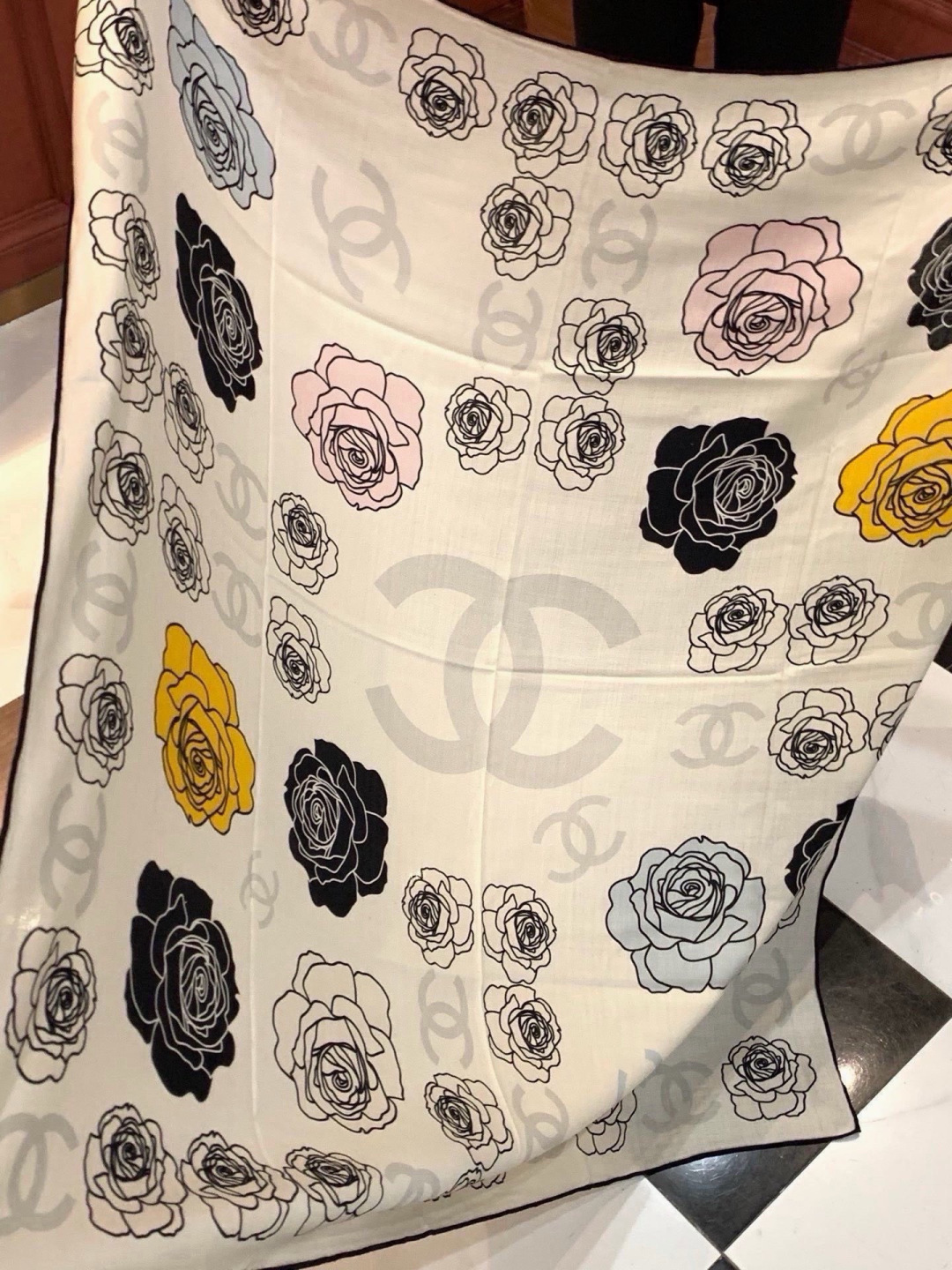 香奈儿上新❤️ 【Chanel】  经典茶花优雅Coco风，Chanel最新丝绒大方巾~气质到骨子里，香奶奶新一季的面料