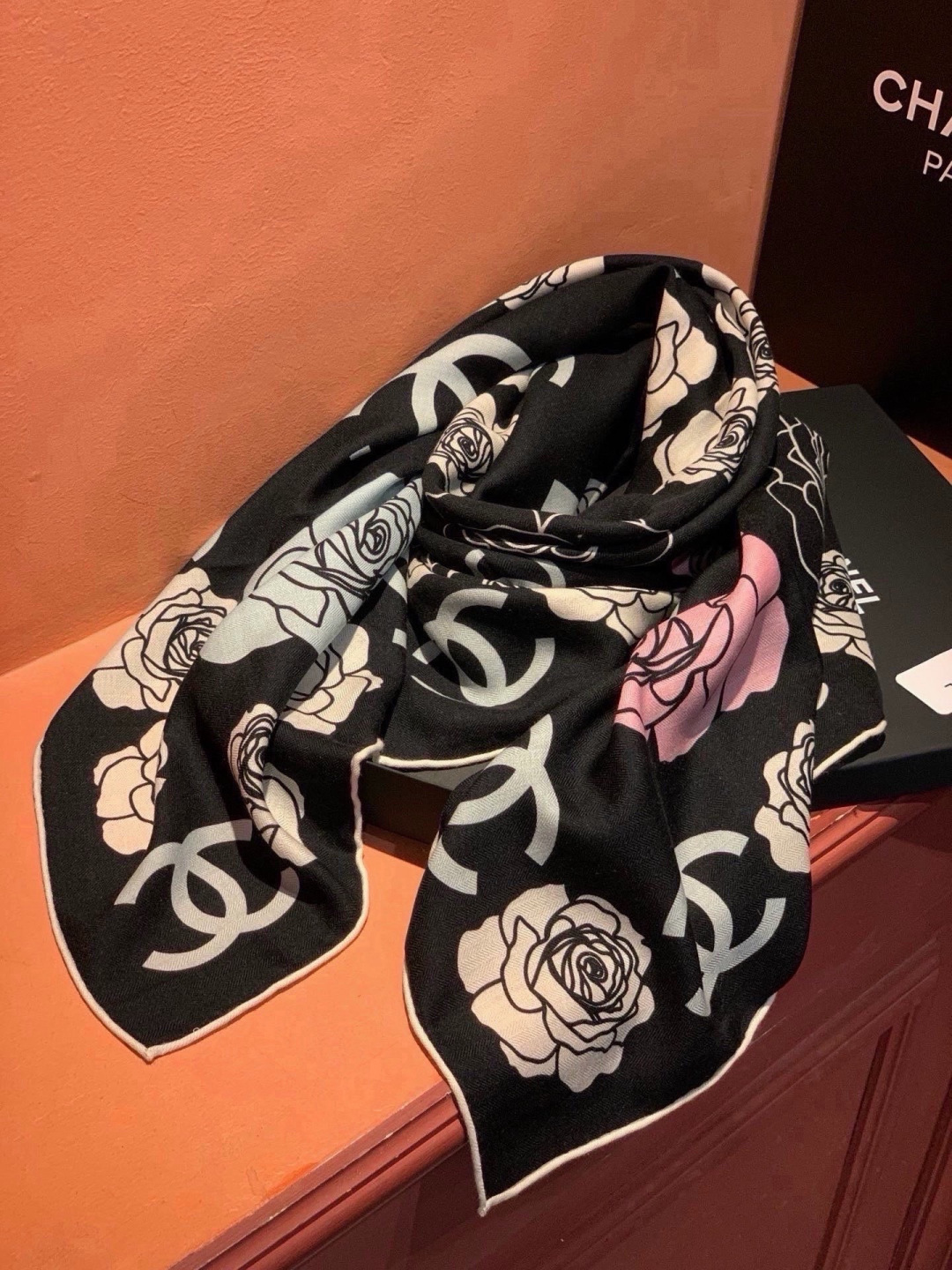 香奈儿上新❤️ 【Chanel】 经典茶花优雅Coco风,Chanel最新丝绒大方巾~气质到骨子里,香奶奶新一季的面料 香奈儿上新❤️ 【Chanel】 经典茶花优雅Coco风,Chanel最新丝绒大方巾~气质到骨子里,香奶奶新一季的面料
