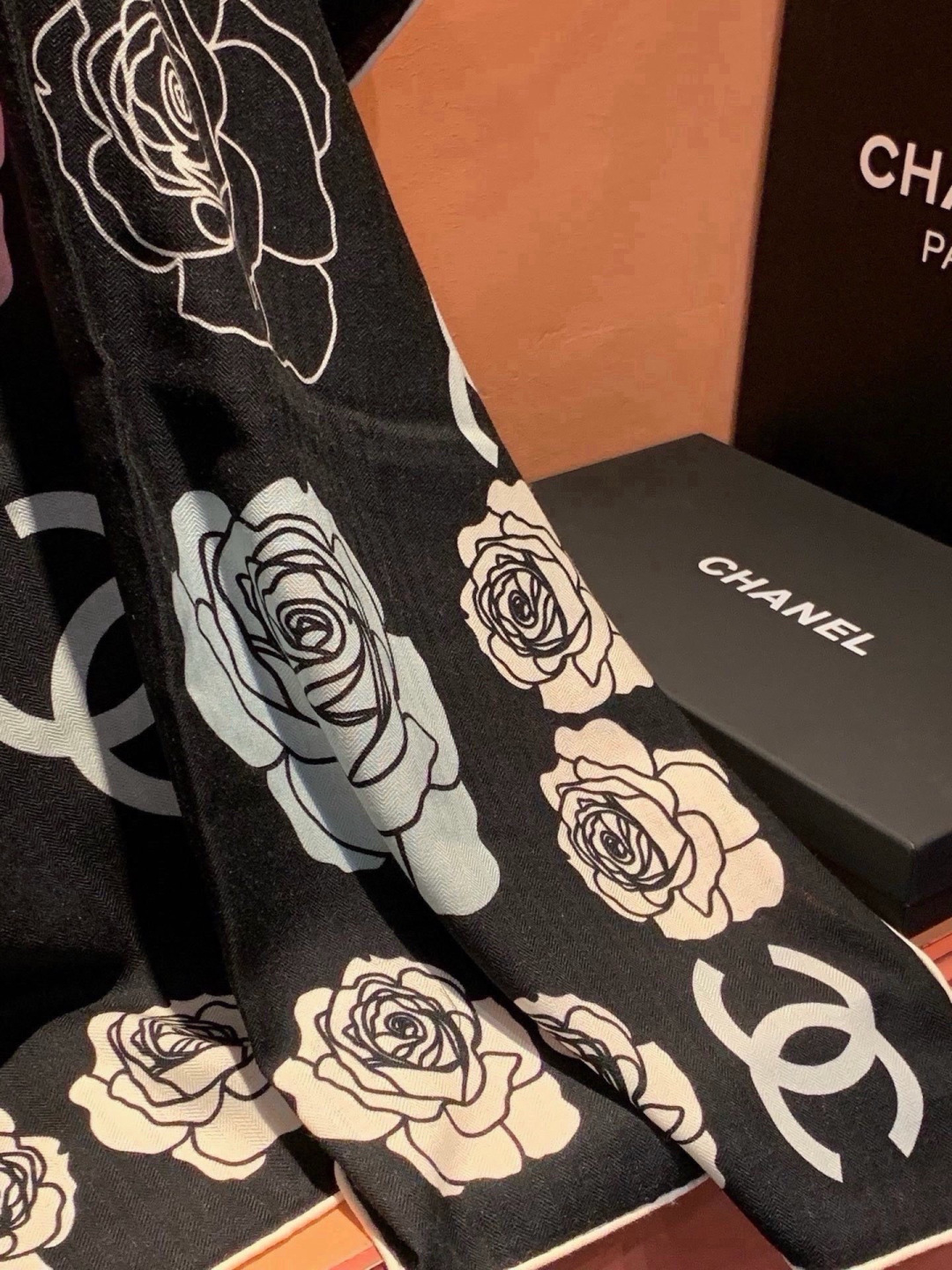 香奈儿上新❤️ 【Chanel】 经典茶花优雅Coco风,Chanel最新丝绒大方巾~气质到骨子里,香奶奶新一季的面料 香奈儿上新❤️ 【Chanel】 经典茶花优雅Coco风,Chanel最新丝绒大方巾~气质到骨子里,香奶奶新一季的面料