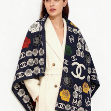 香奈儿上新❤️ 【Chanel】 经典茶花优雅Coco风,Chanel最新丝绒大方巾~气质到骨子里,香奶奶新一季的面料 香奈儿上新❤️ 【Chanel】 经典茶花优雅Coco风,Chanel最新丝绒大方巾~气质到骨子里,香奶奶新一季的面料