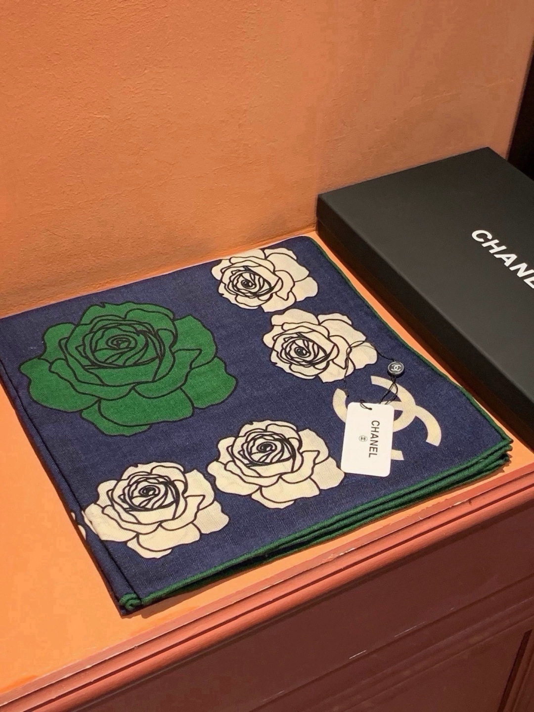 香奈儿上新❤️ 【Chanel】  经典茶花优雅Coco风，Chanel最新丝绒大方巾~气质到骨子里，香奶奶新一季的面料