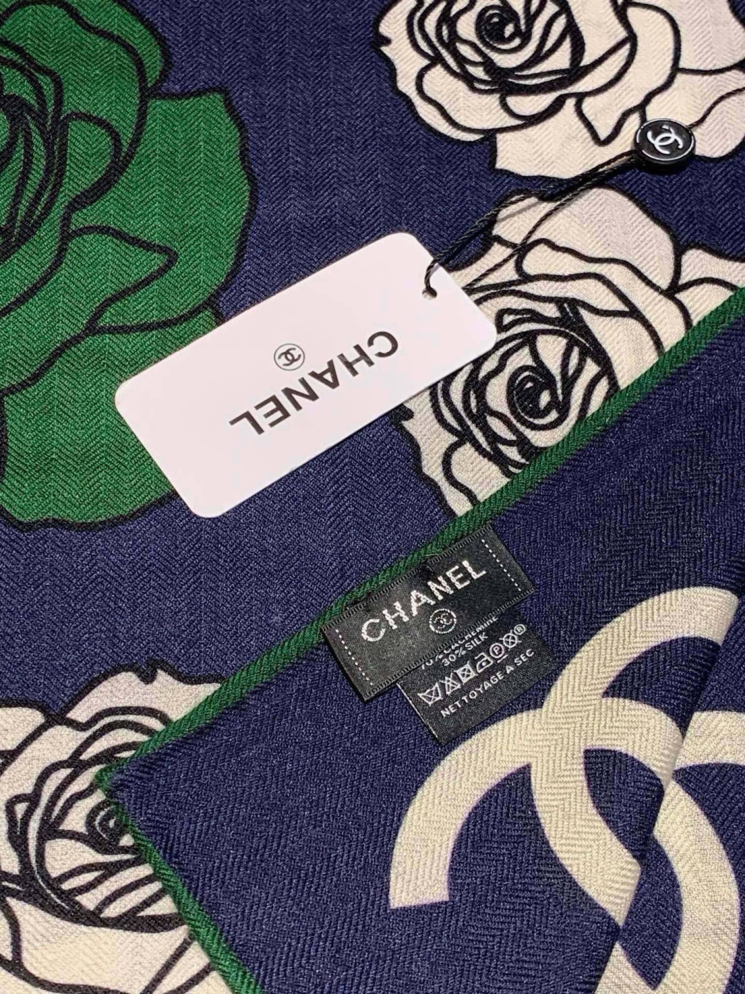 香奈儿上新❤️ 【Chanel】  经典茶花优雅Coco风，Chanel最新丝绒大方巾~气质到骨子里，香奶奶新一季的面料
