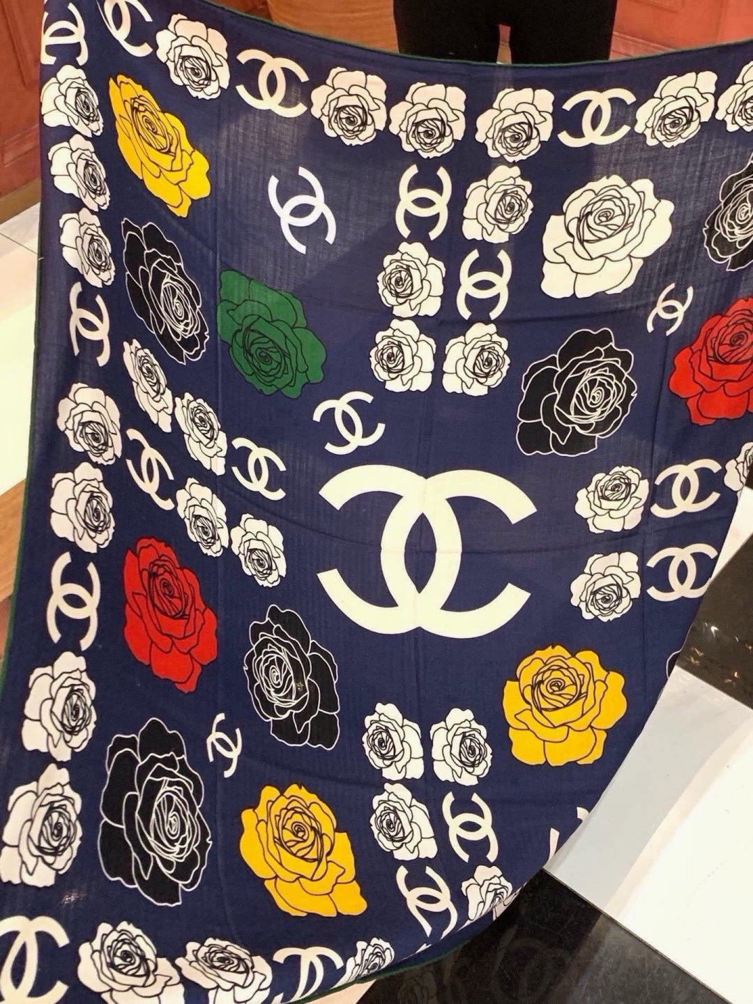 香奈儿上新❤️ 【Chanel】  经典茶花优雅Coco风，Chanel最新丝绒大方巾~气质到骨子里，香奶奶新一季的面料