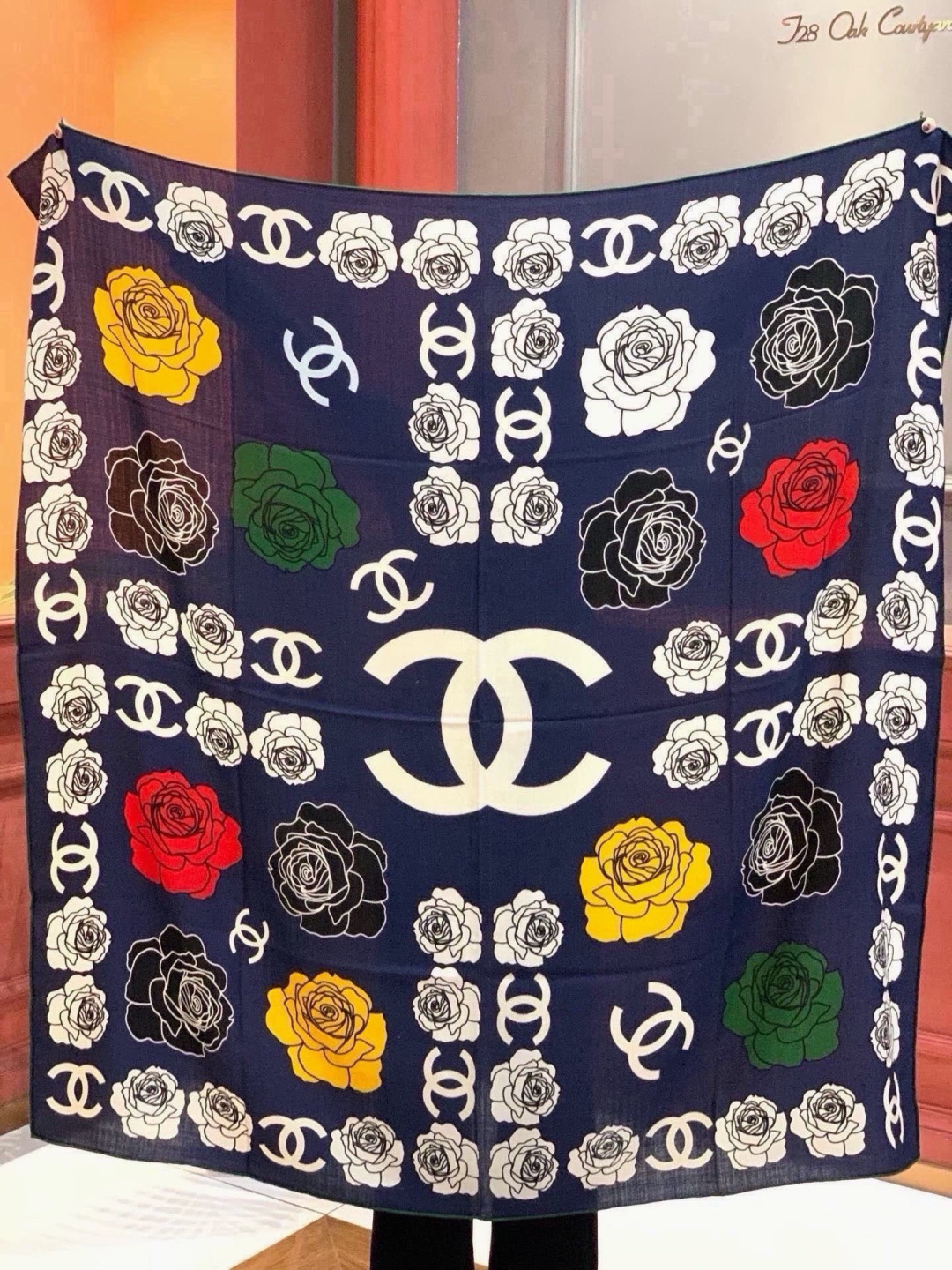 香奈儿上新❤️ 【Chanel】  经典茶花优雅Coco风，Chanel最新丝绒大方巾~气质到骨子里，香奶奶新一季的面料