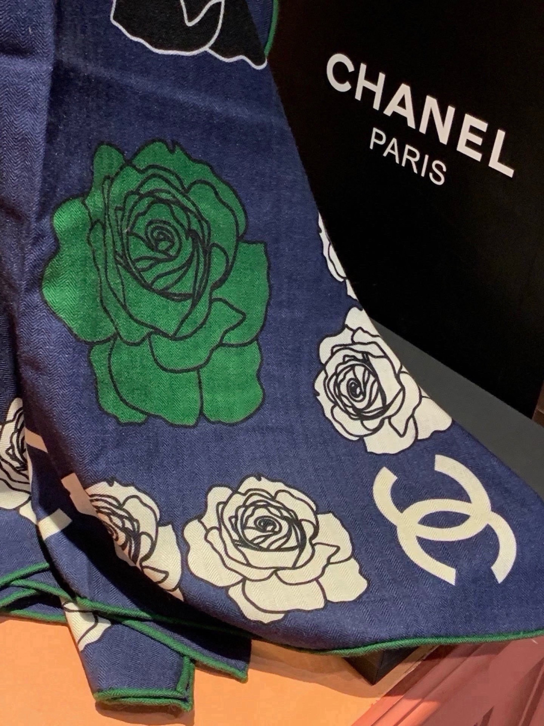 香奈儿上新❤️ 【Chanel】  经典茶花优雅Coco风，Chanel最新丝绒大方巾~气质到骨子里，香奶奶新一季的面料