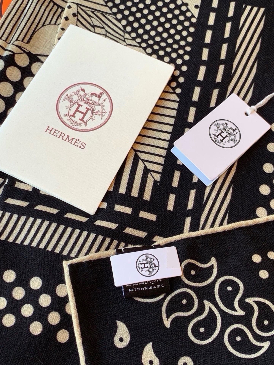 💟上新🆕💕手工卷边!羊绒和真丝混纺披肩(70%羊绒30%桑蚕丝)。 这款披肩采用经典山羊绒和真丝混纺面料,柔软轻盈,佩戴 💟上新🆕💕手工卷边!羊绒和真丝混纺披肩(70%羊绒30%桑蚕丝)。 这款披肩采用经典山羊绒和真丝混纺面料,柔软轻盈,佩戴