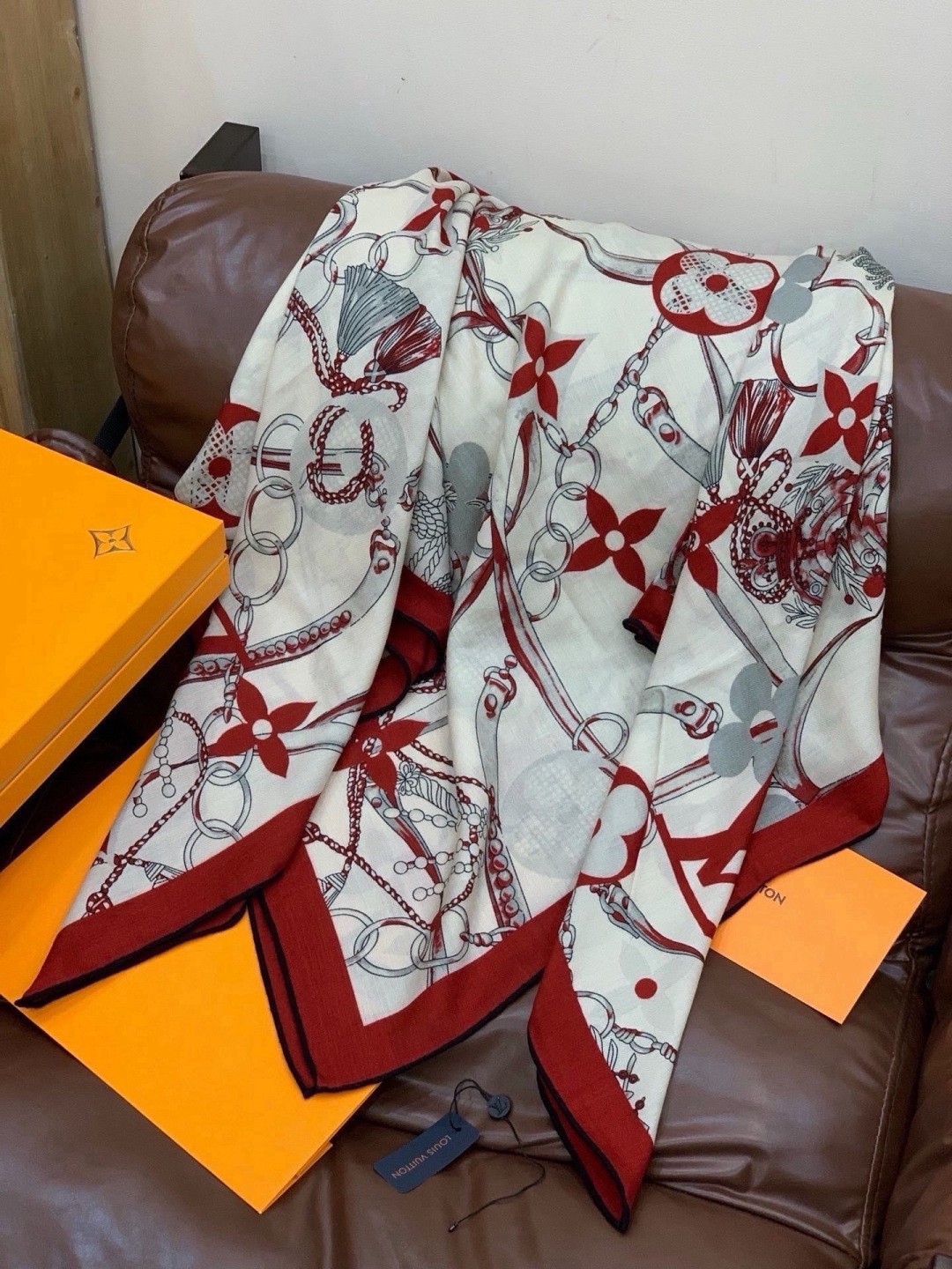LV x TM 140披肩 【140顶级丝绒双面同色披肩】 本款L Multicolor披肩出自路易威登与知名日本艺术家 LV x TM 140披肩 【140顶级丝绒双面同色披肩】 本款L Multicolor披肩出自路易威登与知名日本艺术家