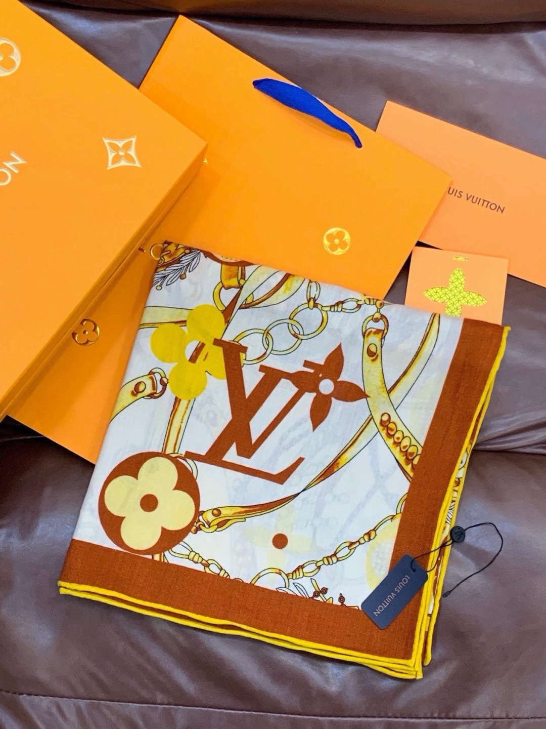 LV x TM 140披肩 【140顶级丝绒双面同色披肩】 本款L Multicolor披肩出自路易威登与知名日本艺术家 LV x TM 140披肩 【140顶级丝绒双面同色披肩】 本款L Multicolor披肩出自路易威登与知名日本艺术家