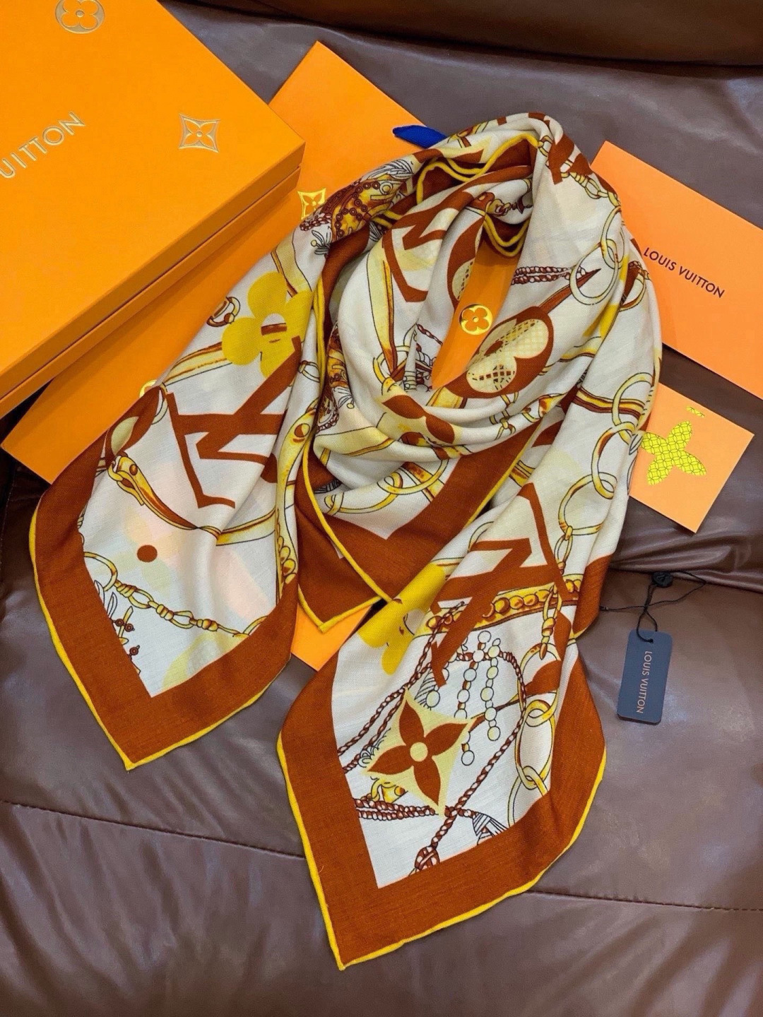 LV x TM 140披肩 【140顶级丝绒双面同色披肩】 本款L Multicolor披肩出自路易威登与知名日本艺术家 LV x TM 140披肩 【140顶级丝绒双面同色披肩】 本款L Multicolor披肩出自路易威登与知名日本艺术家
