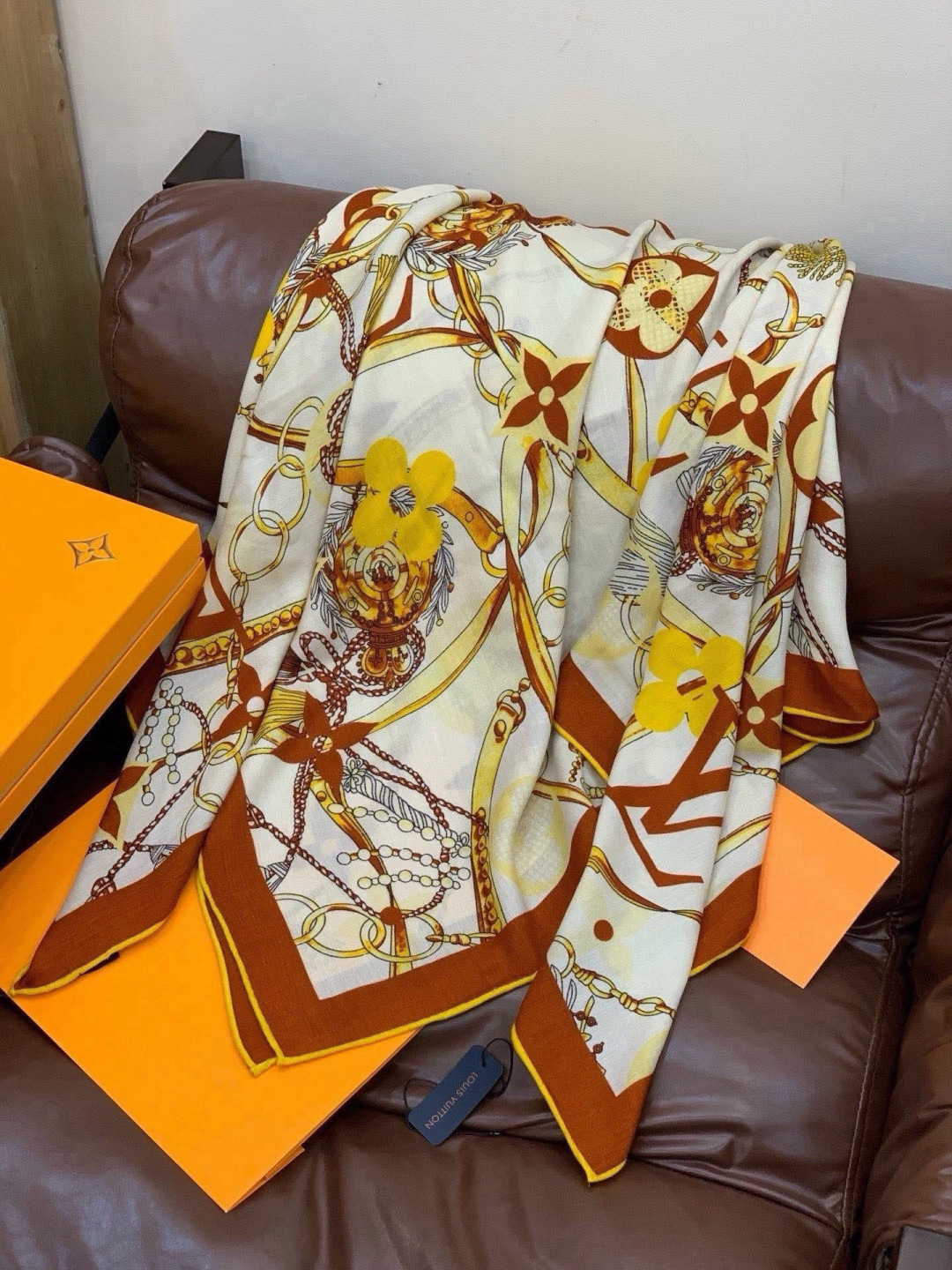 LV x TM 140披肩 【140顶级丝绒双面同色披肩】 本款L Multicolor披肩出自路易威登与知名日本艺术家 LV x TM 140披肩 【140顶级丝绒双面同色披肩】 本款L Multicolor披肩出自路易威登与知名日本艺术家