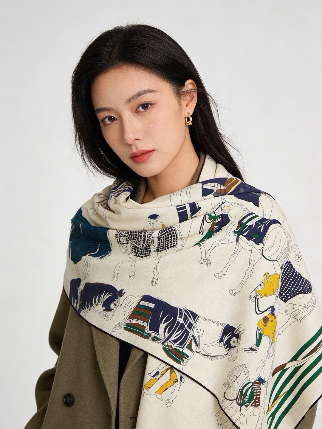 💟上新🆕💕手工卷边！羊绒和真丝混纺披肩（70%羊绒30%桑蚕丝）。 这款披肩采用经典山羊绒和真丝混纺面料，柔软轻盈，佩戴