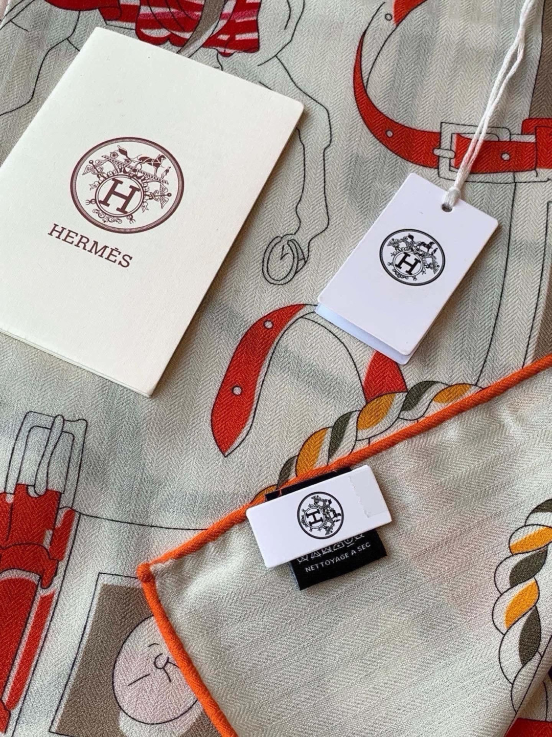 💟上新🆕💕手工卷边！羊绒和真丝混纺披肩（70%羊绒30%桑蚕丝）。 这款披肩采用经典山羊绒和真丝混纺面料，柔软轻盈，佩戴