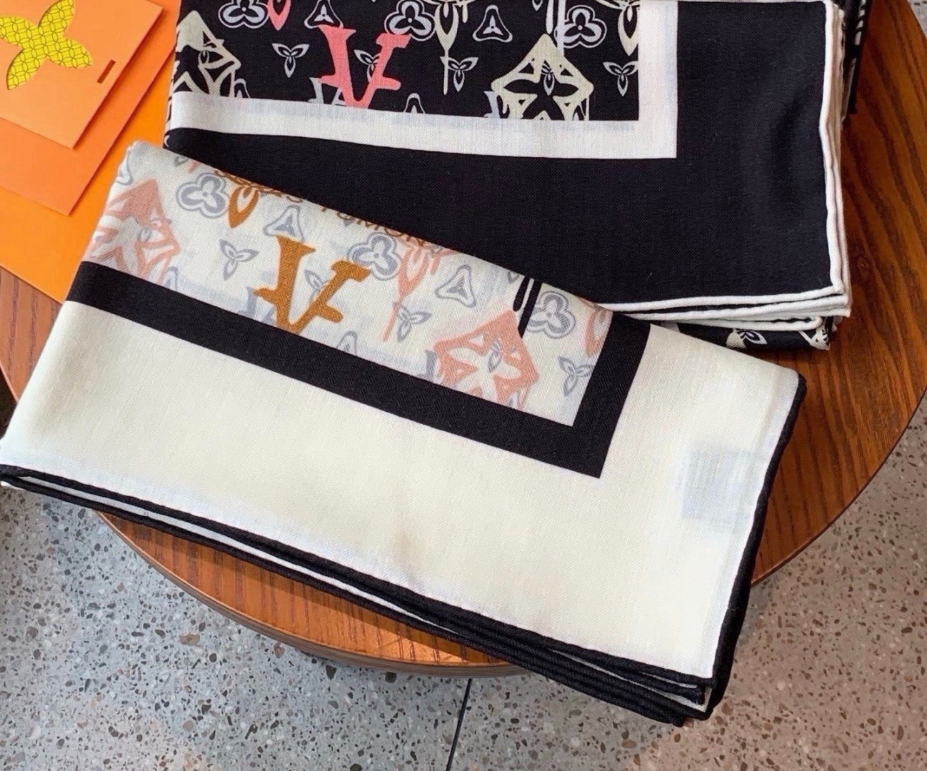 LV x TM 140披肩 【140顶级丝绒双面同色披肩】 本款L Multicolor披肩出自路易威登与知名日本艺术家