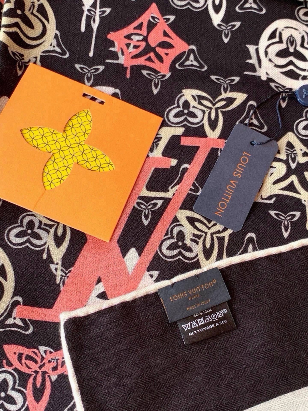 LV x TM 140披肩 【140顶级丝绒双面同色披肩】 本款L Multicolor披肩出自路易威登与知名日本艺术家