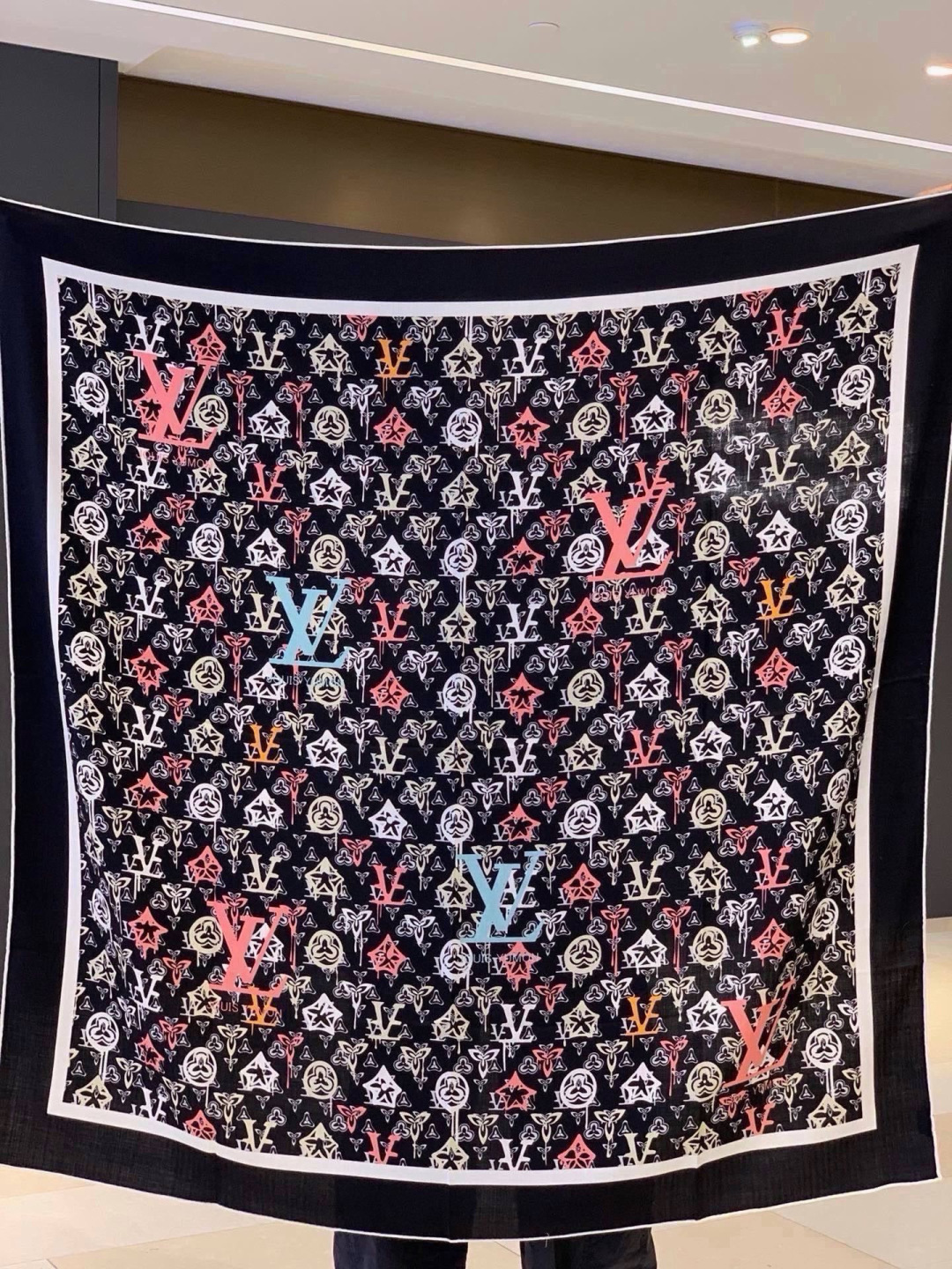 LV x TM 140披肩 【140顶级丝绒双面同色披肩】 本款L Multicolor披肩出自路易威登与知名日本艺术家