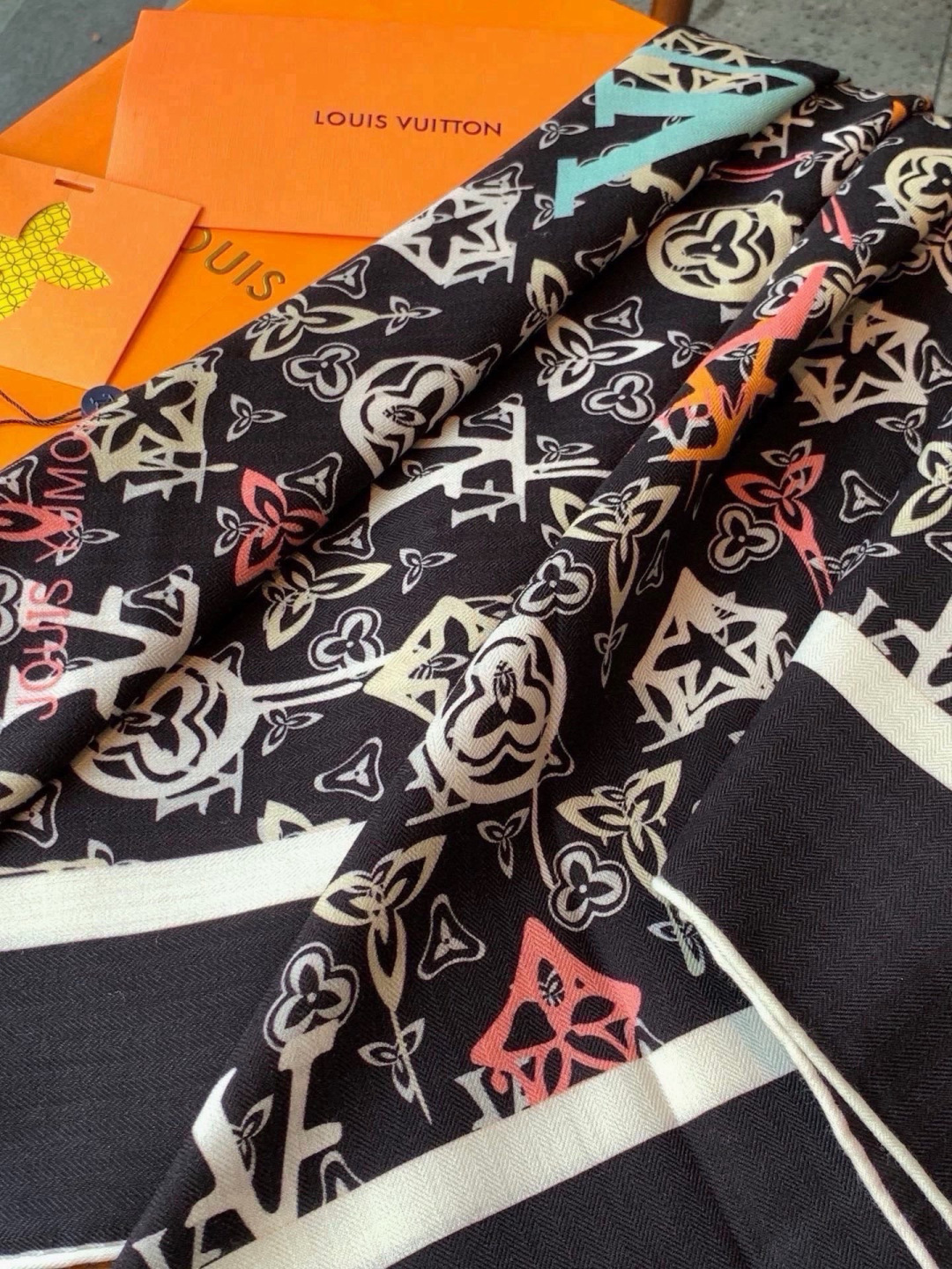 LV x TM 140披肩 【140顶级丝绒双面同色披肩】 本款L Multicolor披肩出自路易威登与知名日本艺术家
