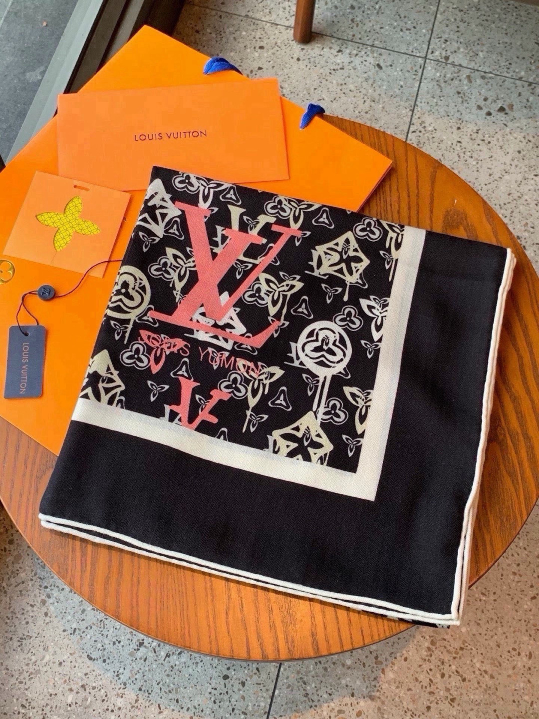 LV x TM 140披肩 【140顶级丝绒双面同色披肩】 本款L Multicolor披肩出自路易威登与知名日本艺术家