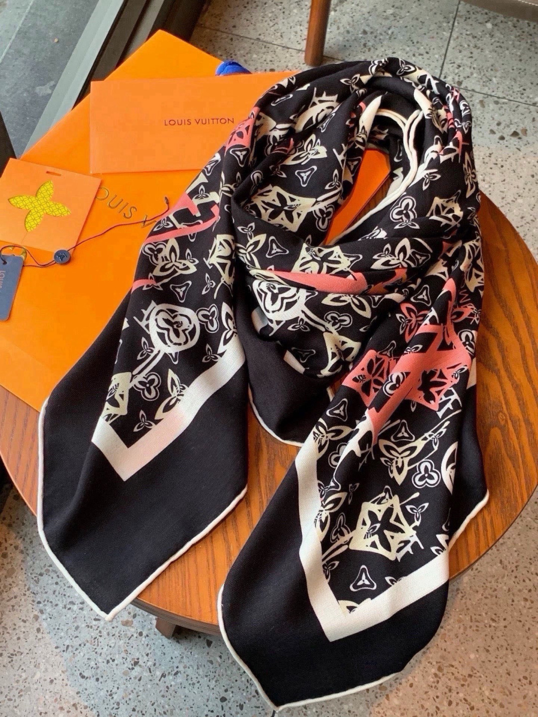 LV x TM 140披肩 【140顶级丝绒双面同色披肩】 本款L Multicolor披肩出自路易威登与知名日本艺术家