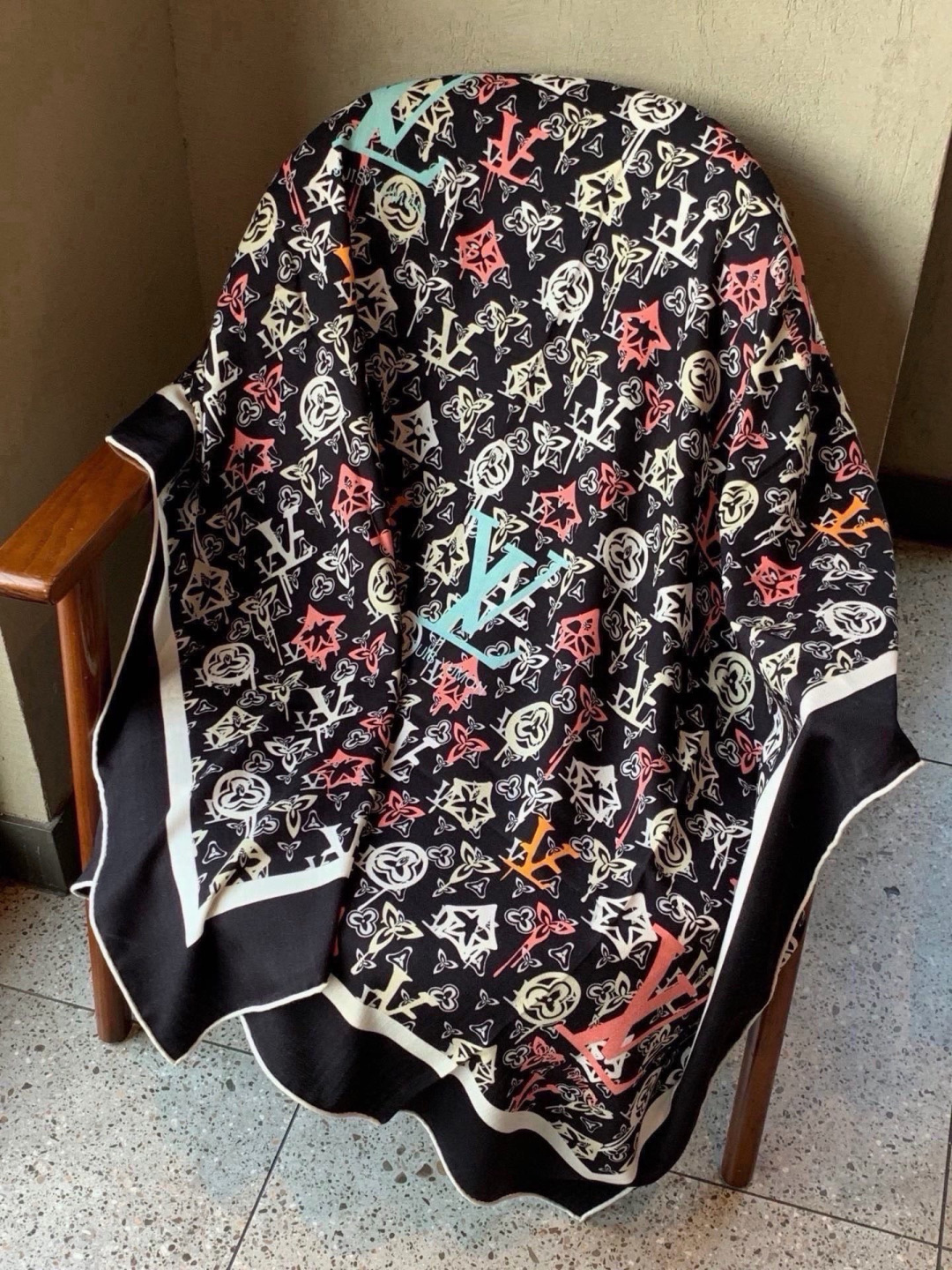 LV x TM 140披肩 【140顶级丝绒双面同色披肩】 本款L Multicolor披肩出自路易威登与知名日本艺术家