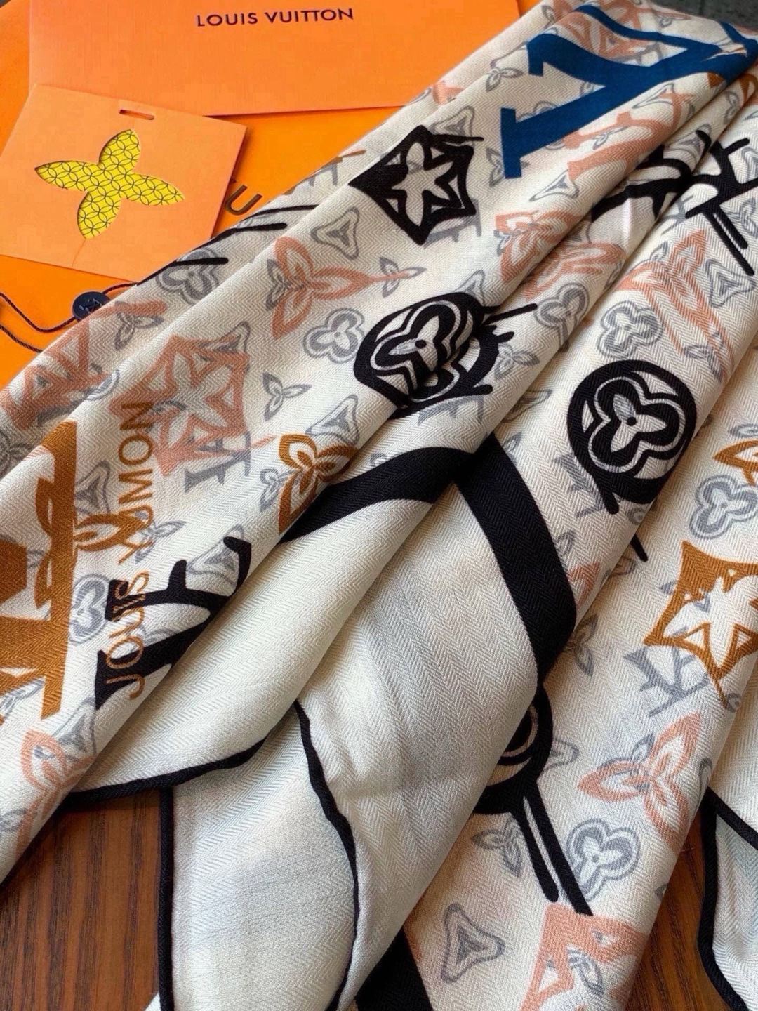 LV x TM 140披肩 【140顶级丝绒双面同色披肩】 本款L Multicolor披肩出自路易威登与知名日本艺术家 LV x TM 140披肩 【140顶级丝绒双面同色披肩】 本款L Multicolor披肩出自路易威登与知名日本艺术家