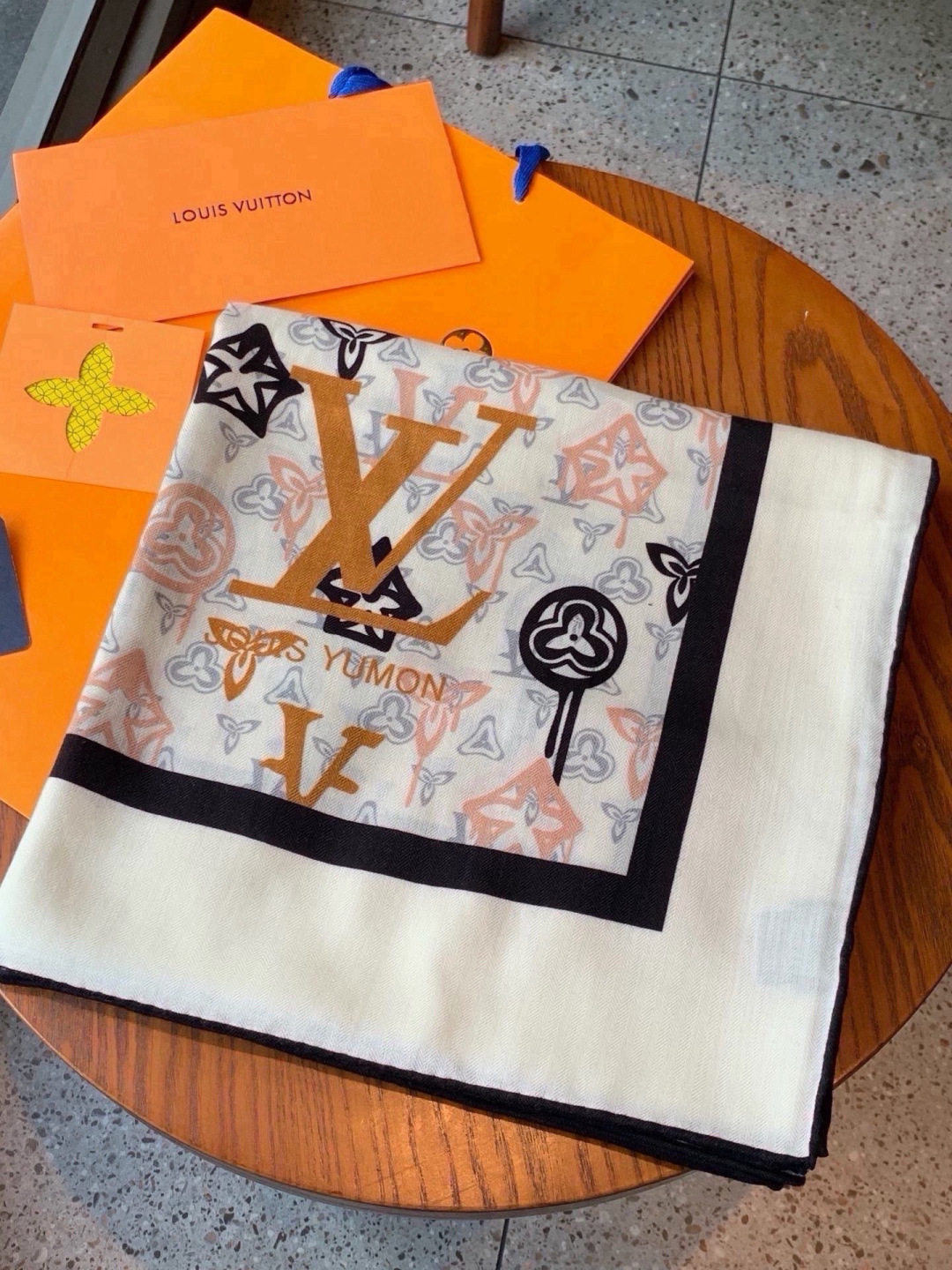 LV x TM 140披肩 【140顶级丝绒双面同色披肩】 本款L Multicolor披肩出自路易威登与知名日本艺术家 LV x TM 140披肩 【140顶级丝绒双面同色披肩】 本款L Multicolor披肩出自路易威登与知名日本艺术家