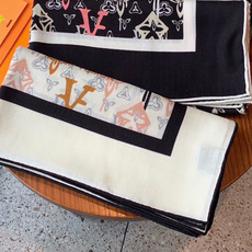 LV x TM 140披肩 【140顶级丝绒双面同色披肩】 本款L Multicolor披肩出自路易威登与知名日本艺术家 LV x TM 140披肩 【140顶级丝绒双面同色披肩】 本款L Multicolor披肩出自路易威登与知名日本艺术家