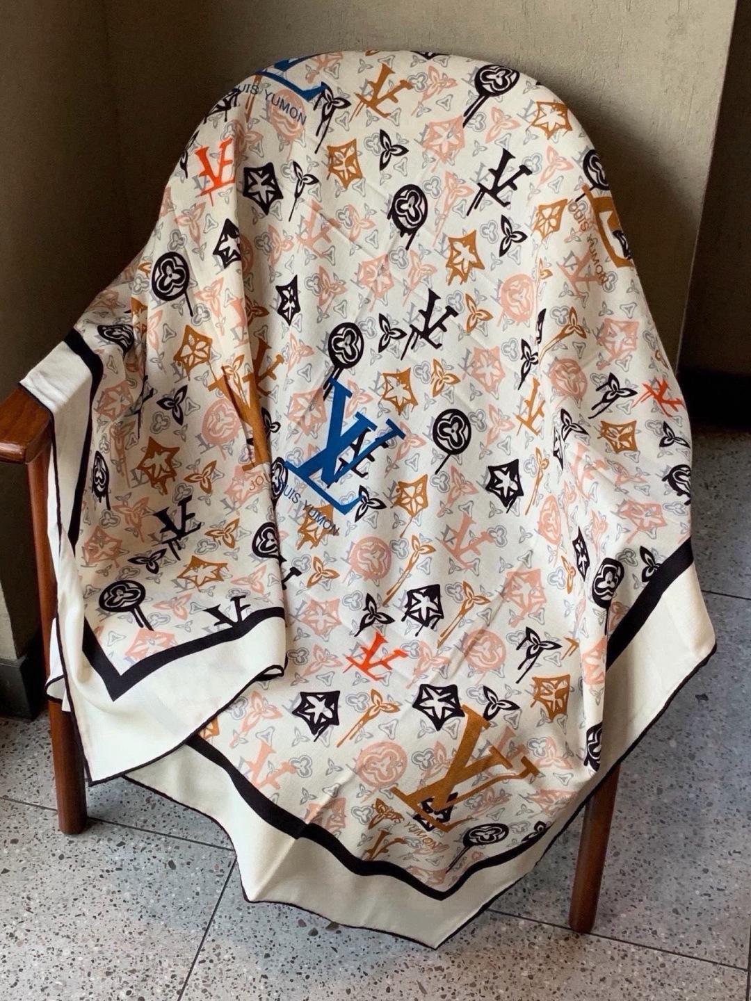 LV x TM 140披肩 【140顶级丝绒双面同色披肩】 本款L Multicolor披肩出自路易威登与知名日本艺术家 LV x TM 140披肩 【140顶级丝绒双面同色披肩】 本款L Multicolor披肩出自路易威登与知名日本艺术家