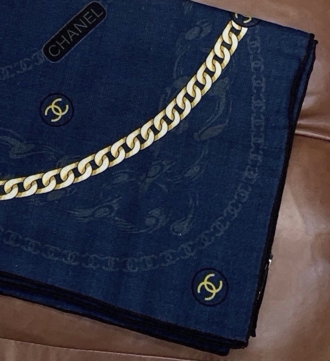 高级成衣系列~Chanel 【140双面同色丝绒披肩】 此系列谱写一曲自由轻灵的赞歌 本系列作品创新演绎品牌的风格符号 高级成衣系列~Chanel 【140双面同色丝绒披肩】 此系列谱写一曲自由轻灵的赞歌 本系列作品创新演绎品牌的风格符号
