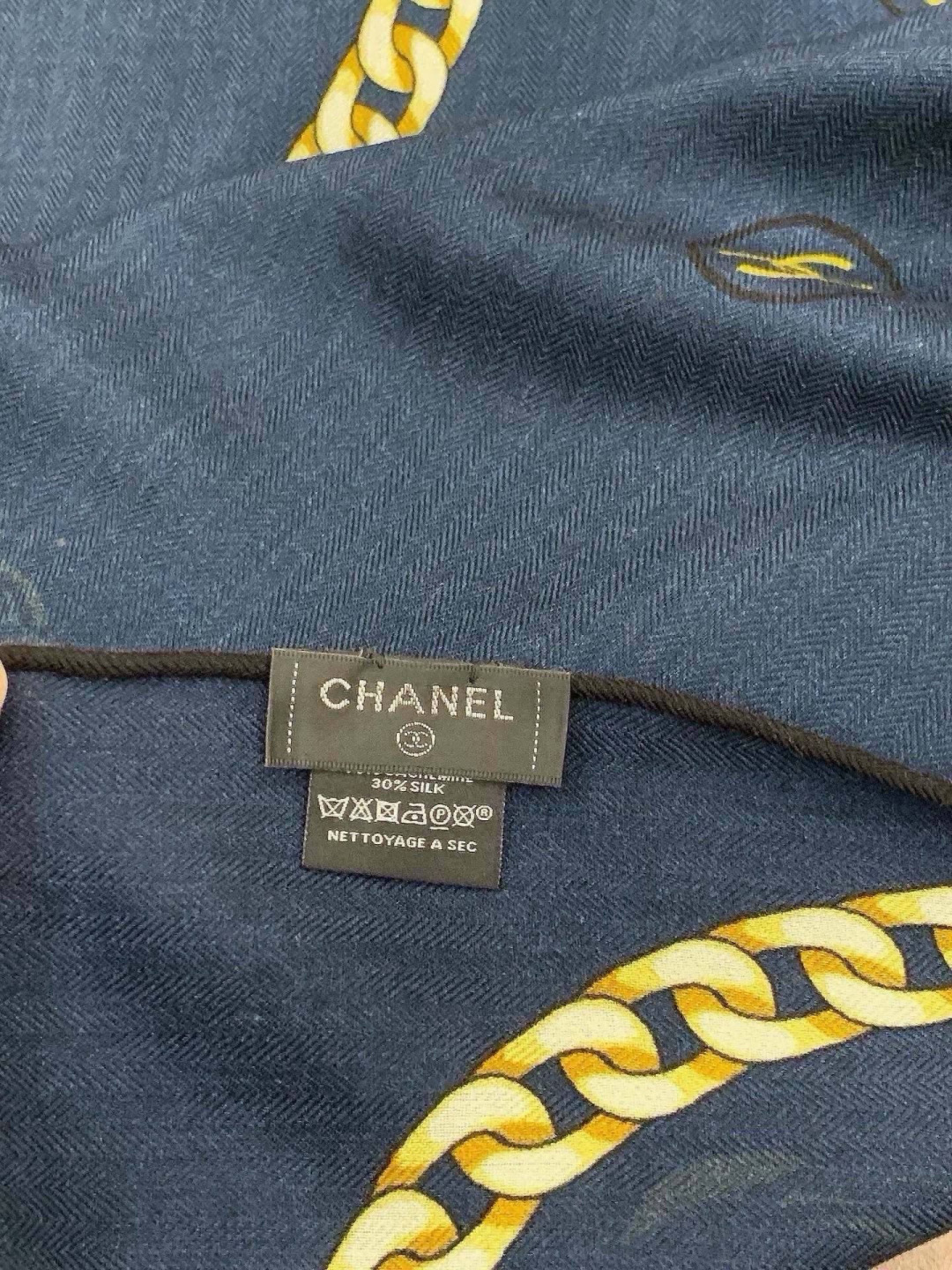 高级成衣系列~Chanel 【140双面同色丝绒披肩】 此系列谱写一曲自由轻灵的赞歌 本系列作品创新演绎品牌的风格符号 高级成衣系列~Chanel 【140双面同色丝绒披肩】 此系列谱写一曲自由轻灵的赞歌 本系列作品创新演绎品牌的风格符号