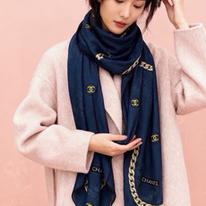 高级成衣系列~Chanel 【140双面同色丝绒披肩】 此系列谱写一曲自由轻灵的赞歌 本系列作品创新演绎品牌的风格符号 高级成衣系列~Chanel 【140双面同色丝绒披肩】 此系列谱写一曲自由轻灵的赞歌 本系列作品创新演绎品牌的风格符号