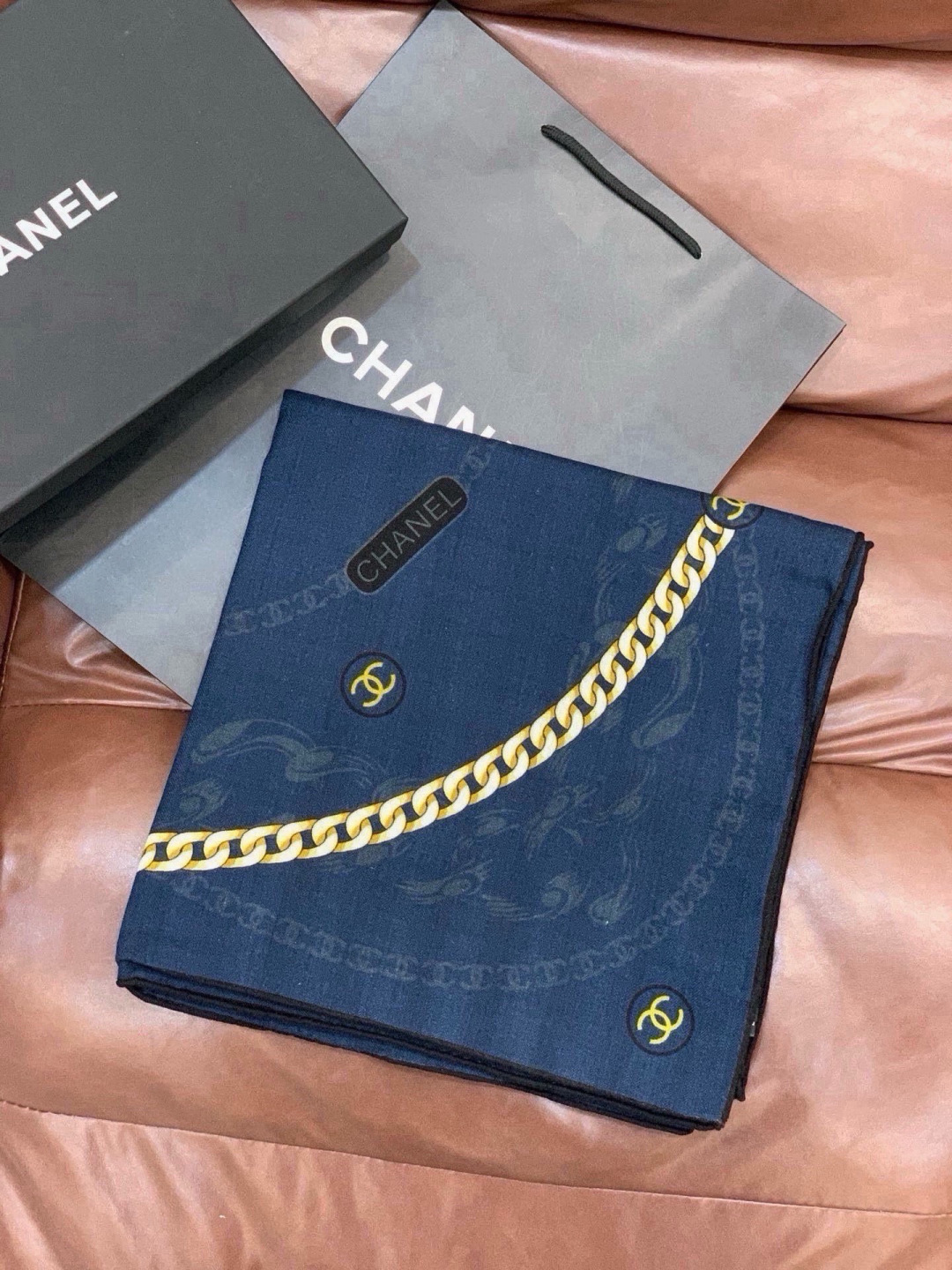高级成衣系列~Chanel 【140双面同色丝绒披肩】 此系列谱写一曲自由轻灵的赞歌 本系列作品创新演绎品牌的风格符号 高级成衣系列~Chanel 【140双面同色丝绒披肩】 此系列谱写一曲自由轻灵的赞歌 本系列作品创新演绎品牌的风格符号